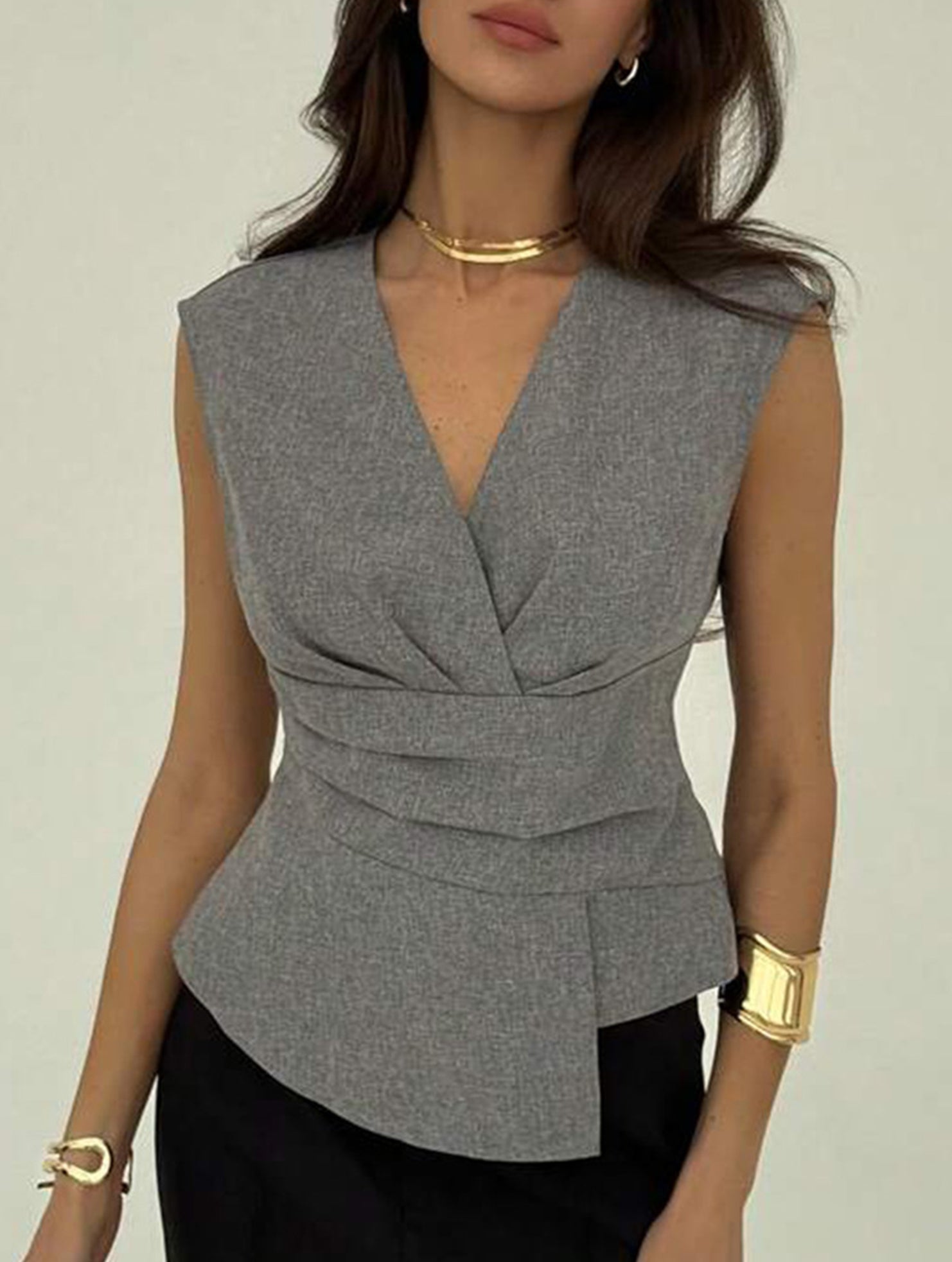 Solid color sleeveless fitted waist pullover top