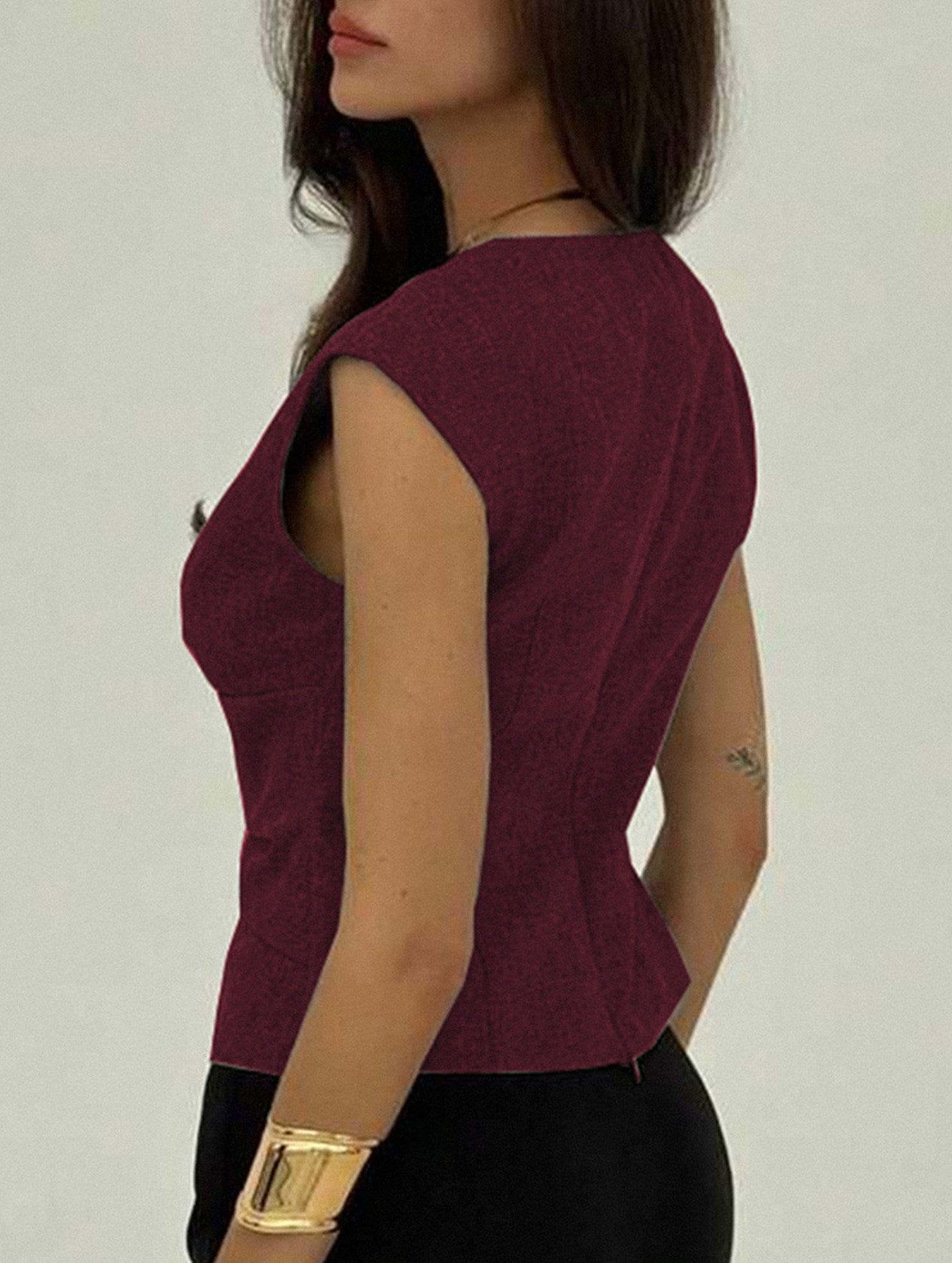 Solid color sleeveless fitted waist pullover top