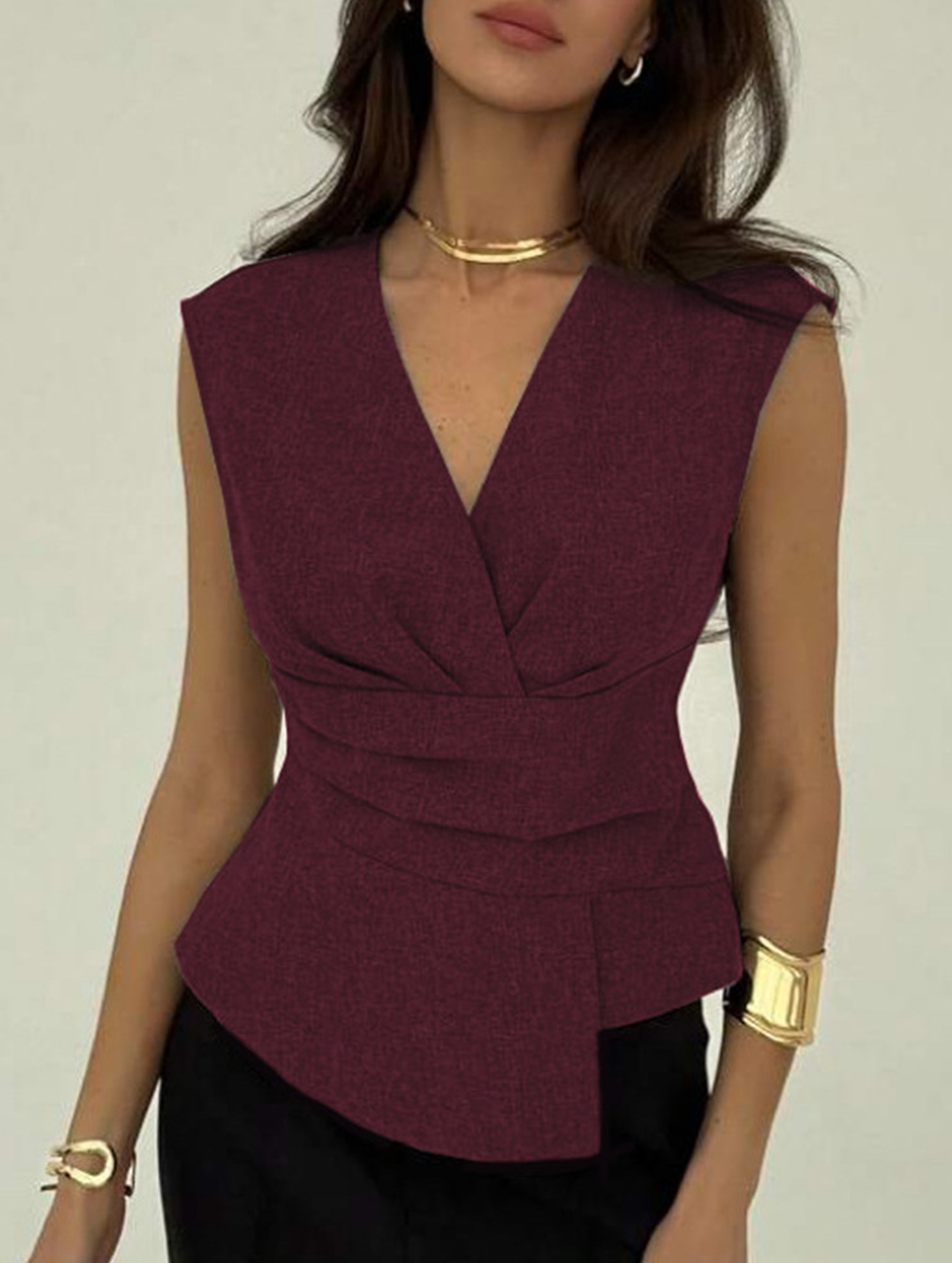 Solid color sleeveless fitted waist pullover top