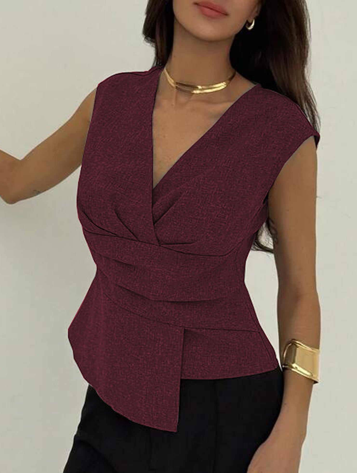 Solid color sleeveless fitted waist pullover top
