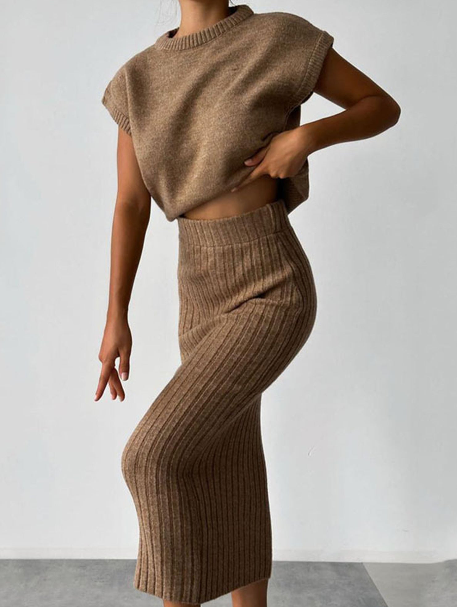 Stylish sleeveless fitted long dress set