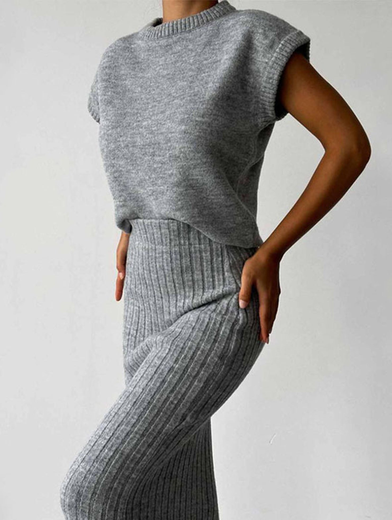 Stylish sleeveless fitted long dress set