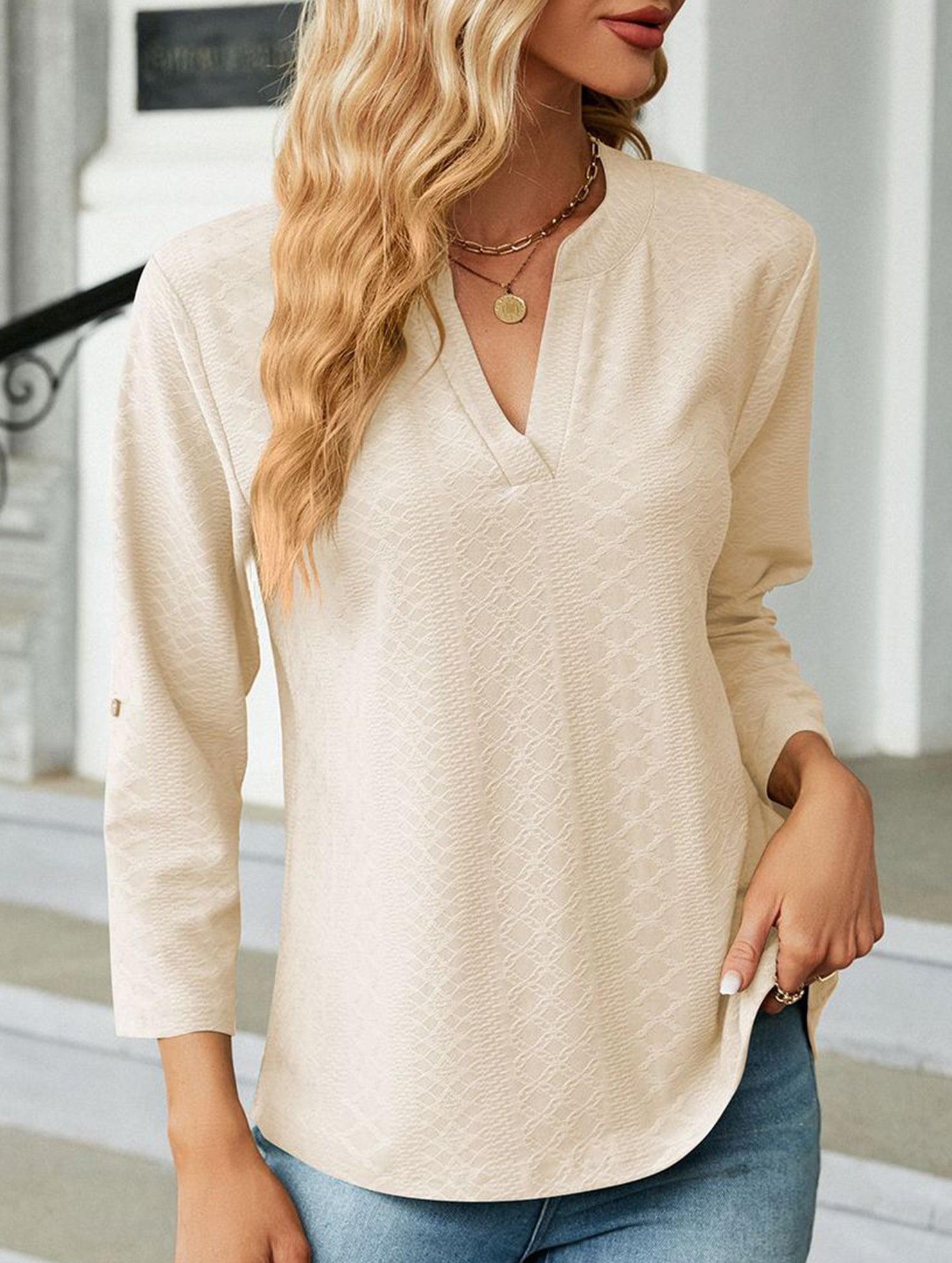 V-neck three-quarter sleeve button loose T-shirt