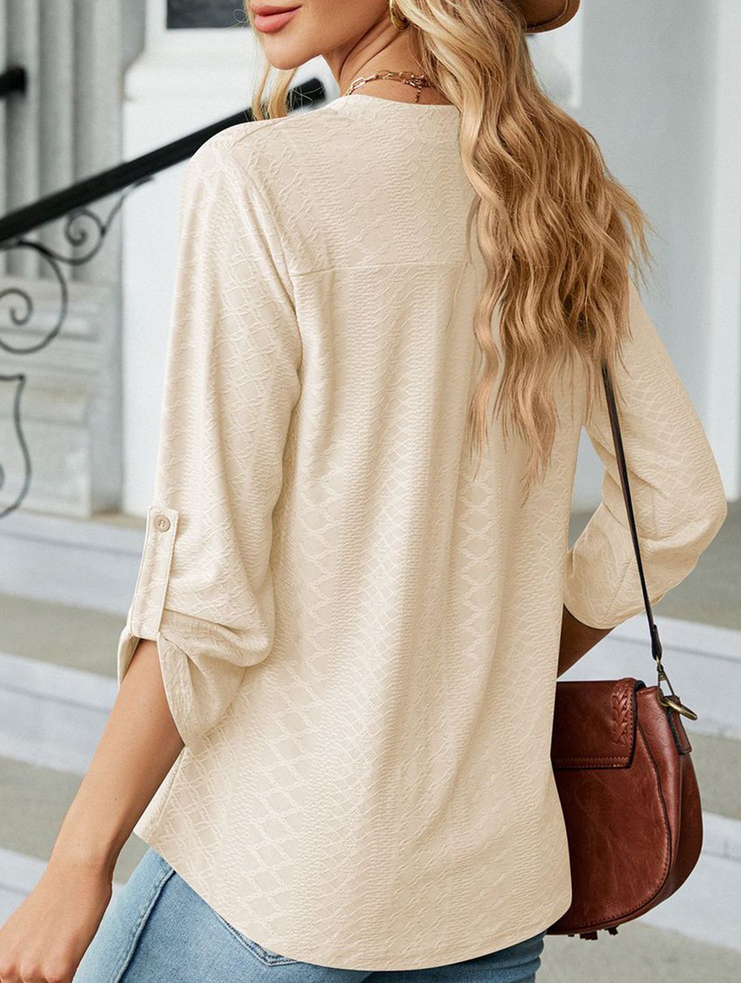 V-neck three-quarter sleeve button loose T-shirt