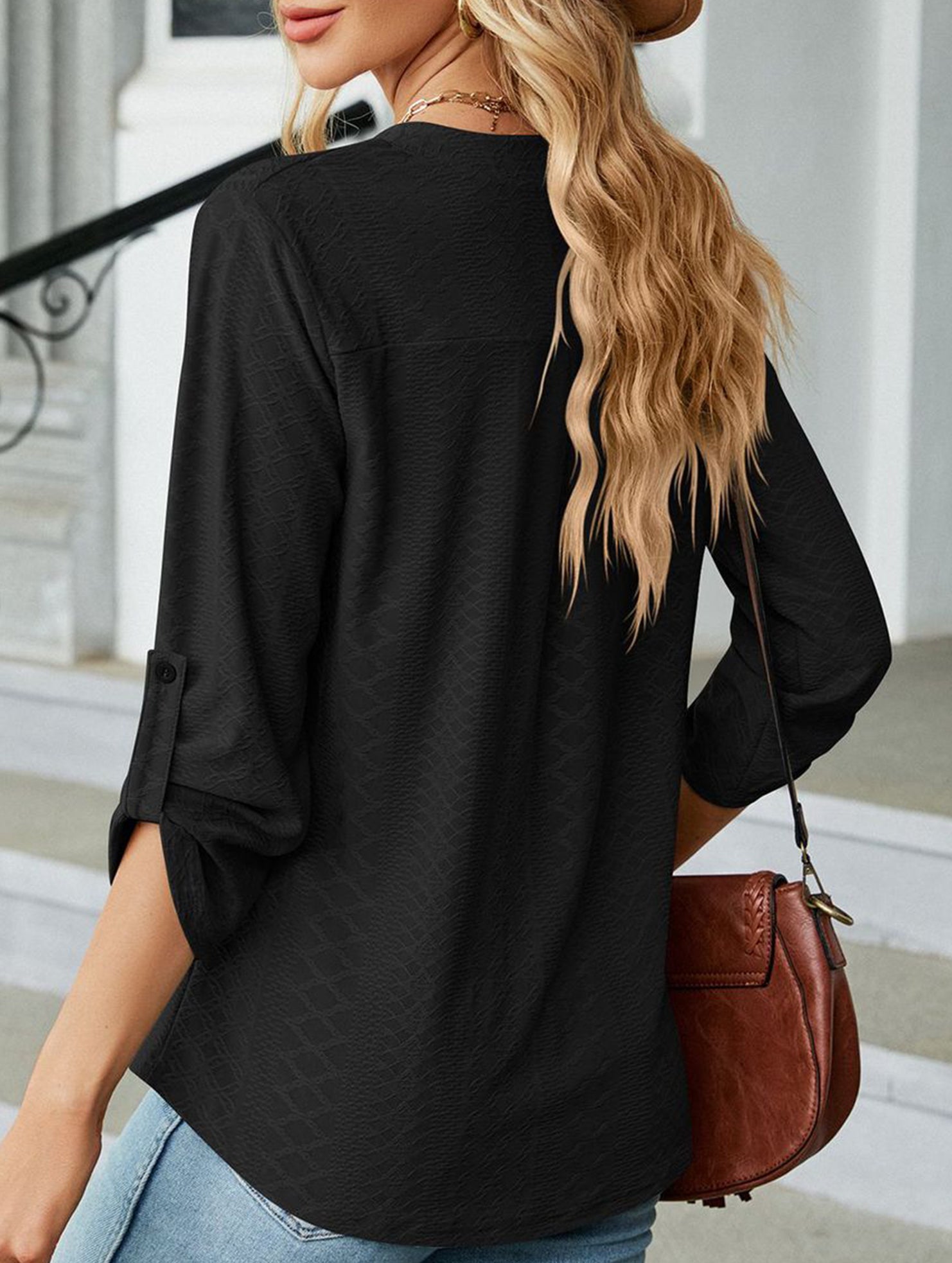 V-neck three-quarter sleeve button loose T-shirt