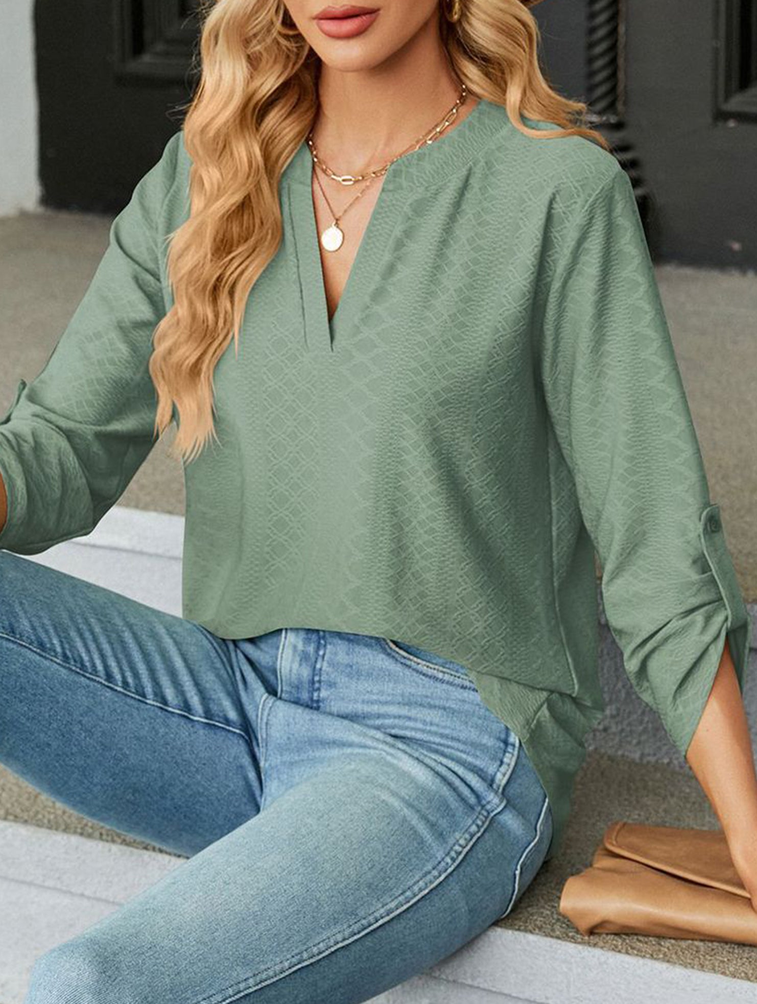 V-neck three-quarter sleeve button loose T-shirt
