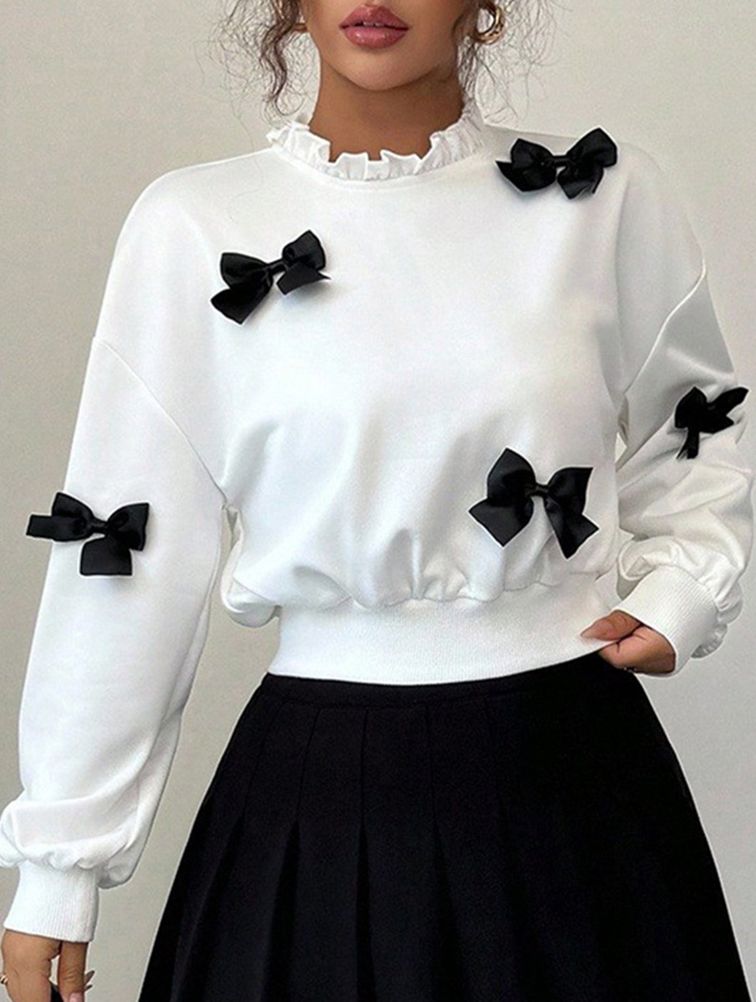 Simple bow-tie cropped sweatshirt