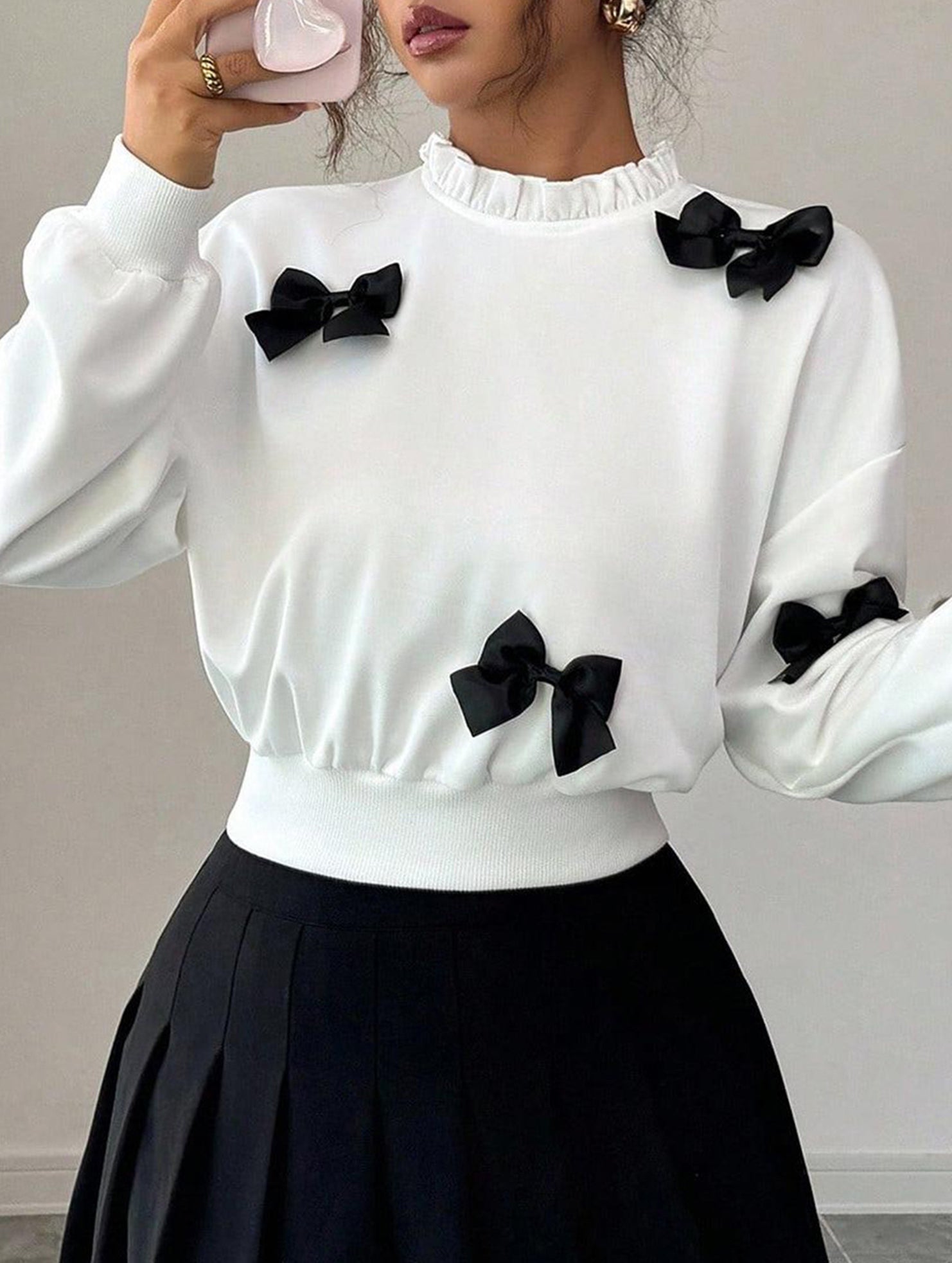 Simple bow-tie cropped sweatshirt