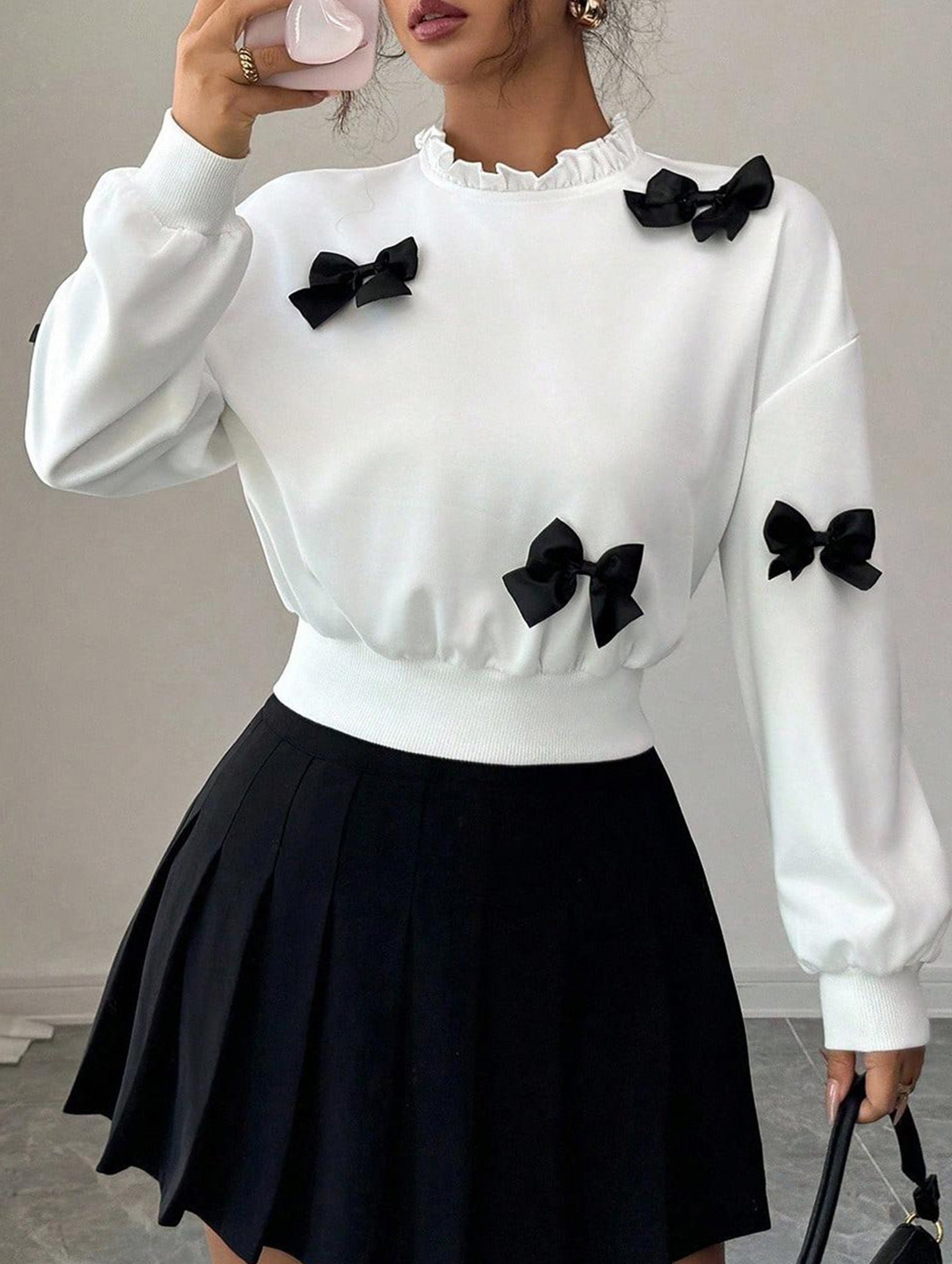 Simple bow-tie cropped sweatshirt