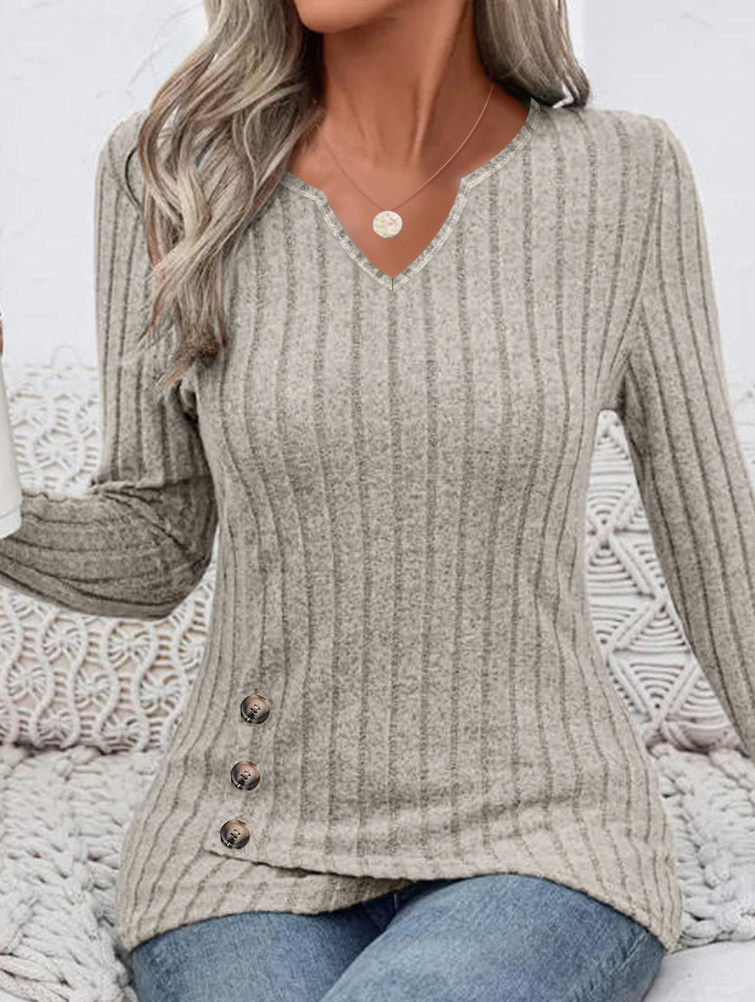 Fashionable V-neck long-sleeved knitwear