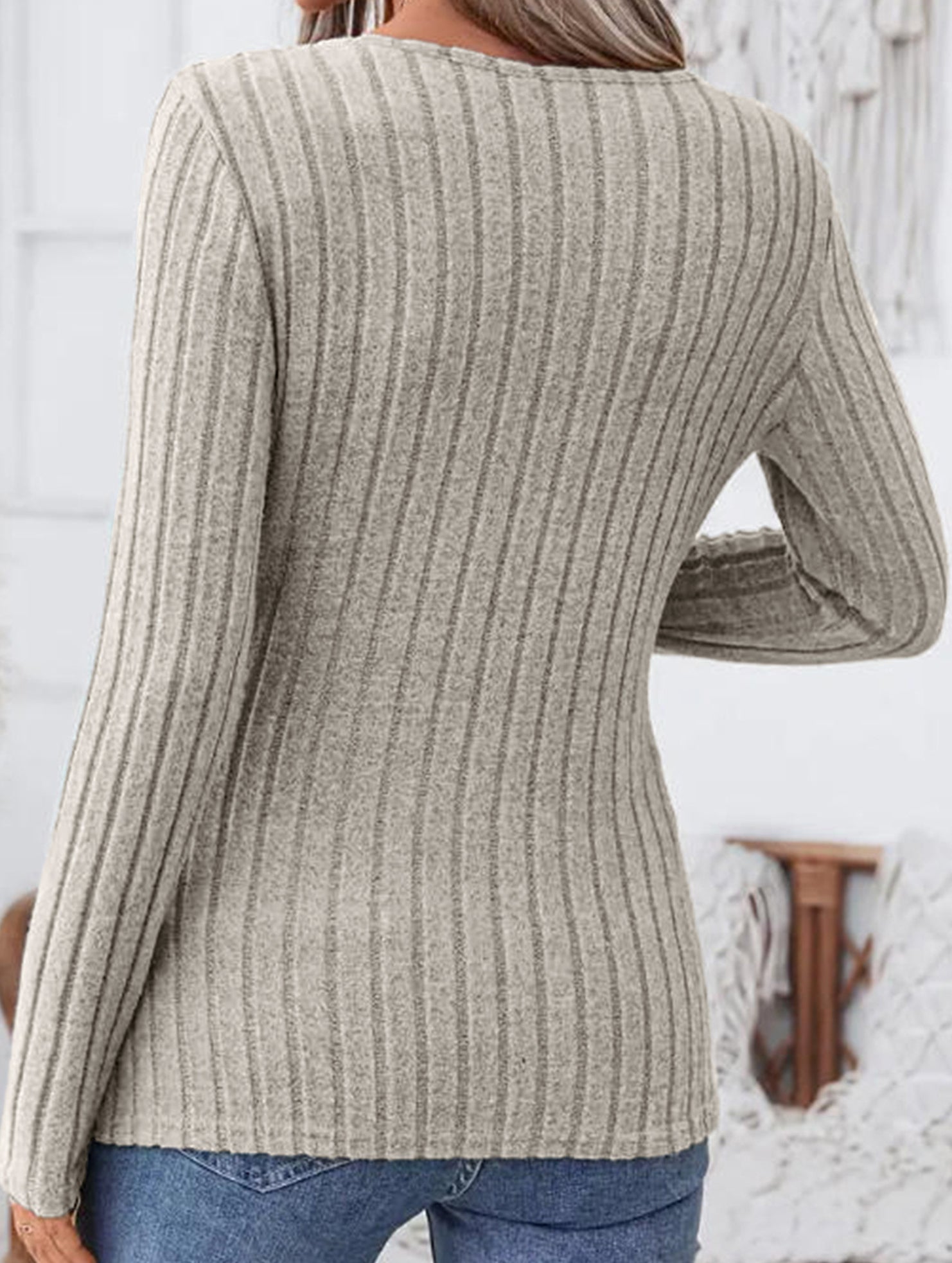 Fashionable V-neck long-sleeved knitwear