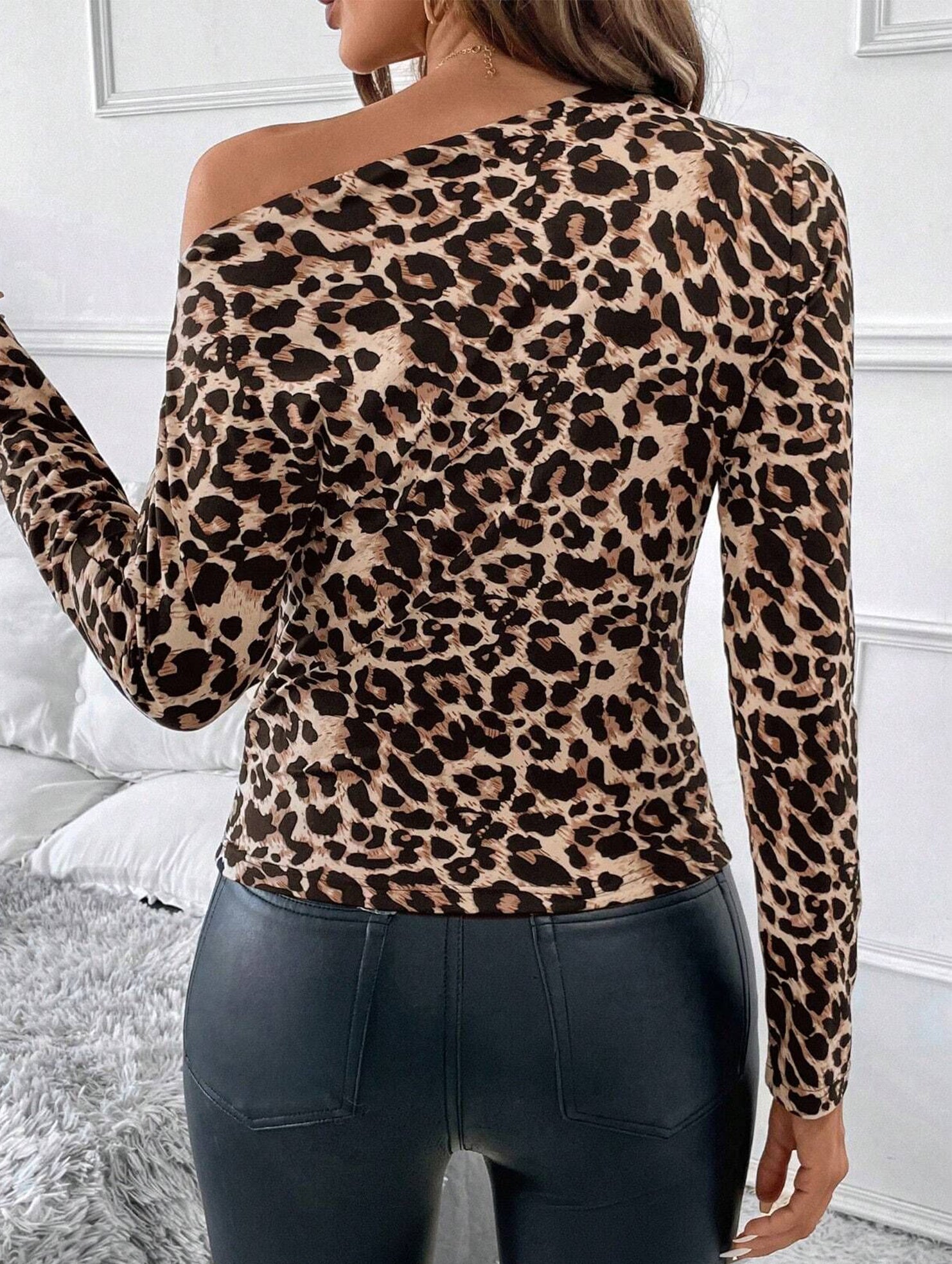 Retro-style ruffled shoulder fitted shirt