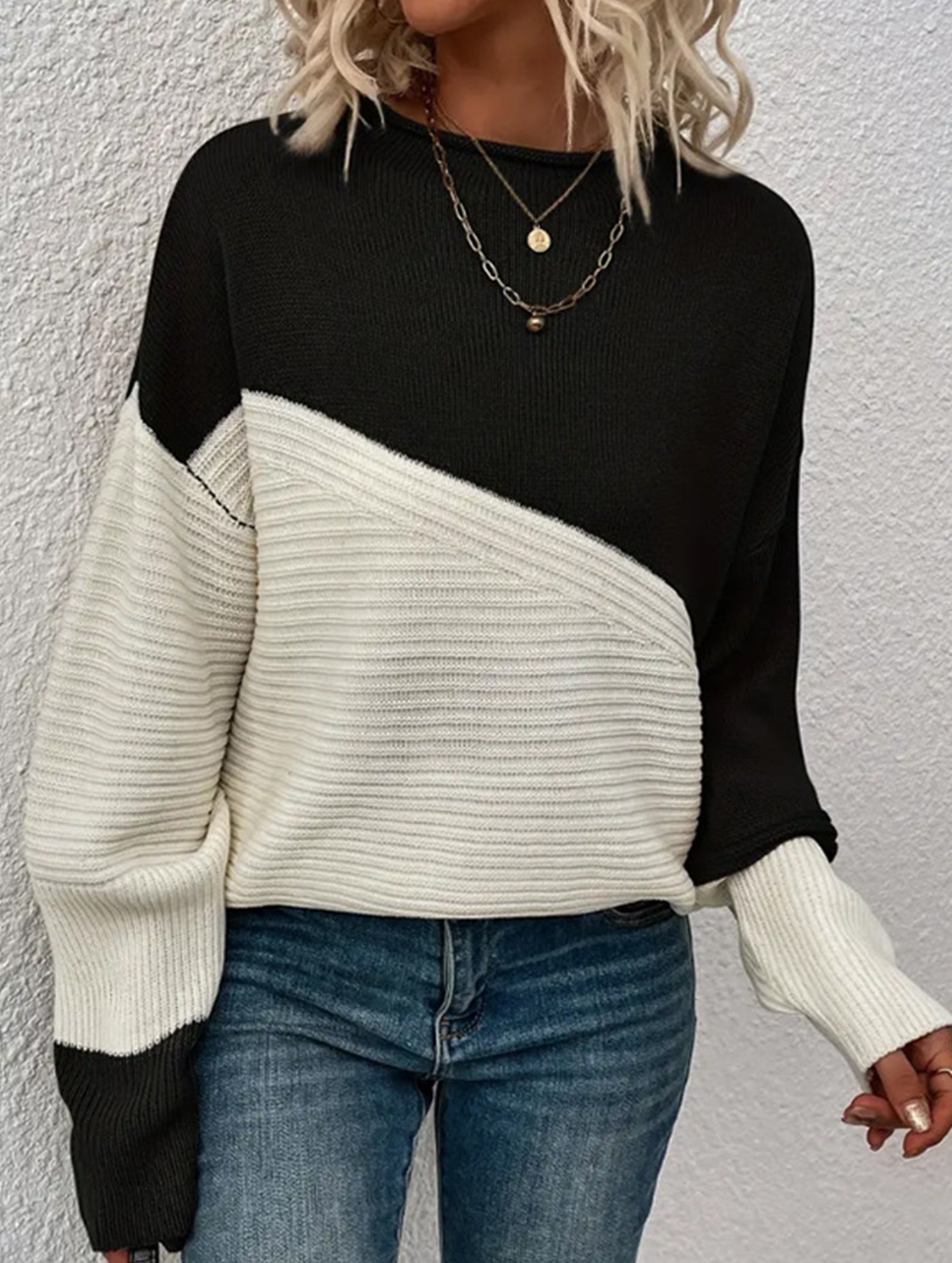 Color-blocked long-sleeved crew neck knit sweater