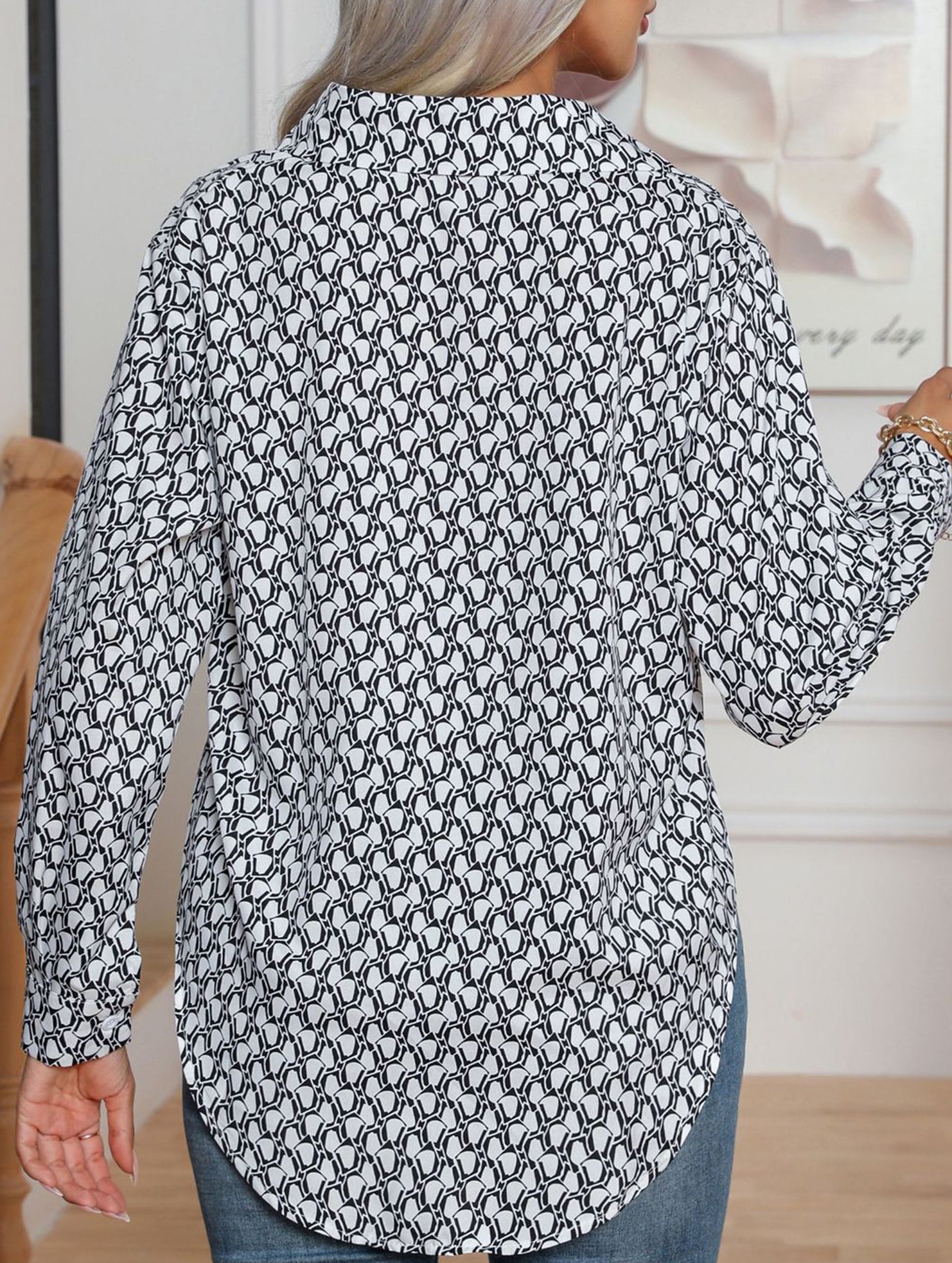 Fashionable geometric print shirt for women_CWTBLL02306