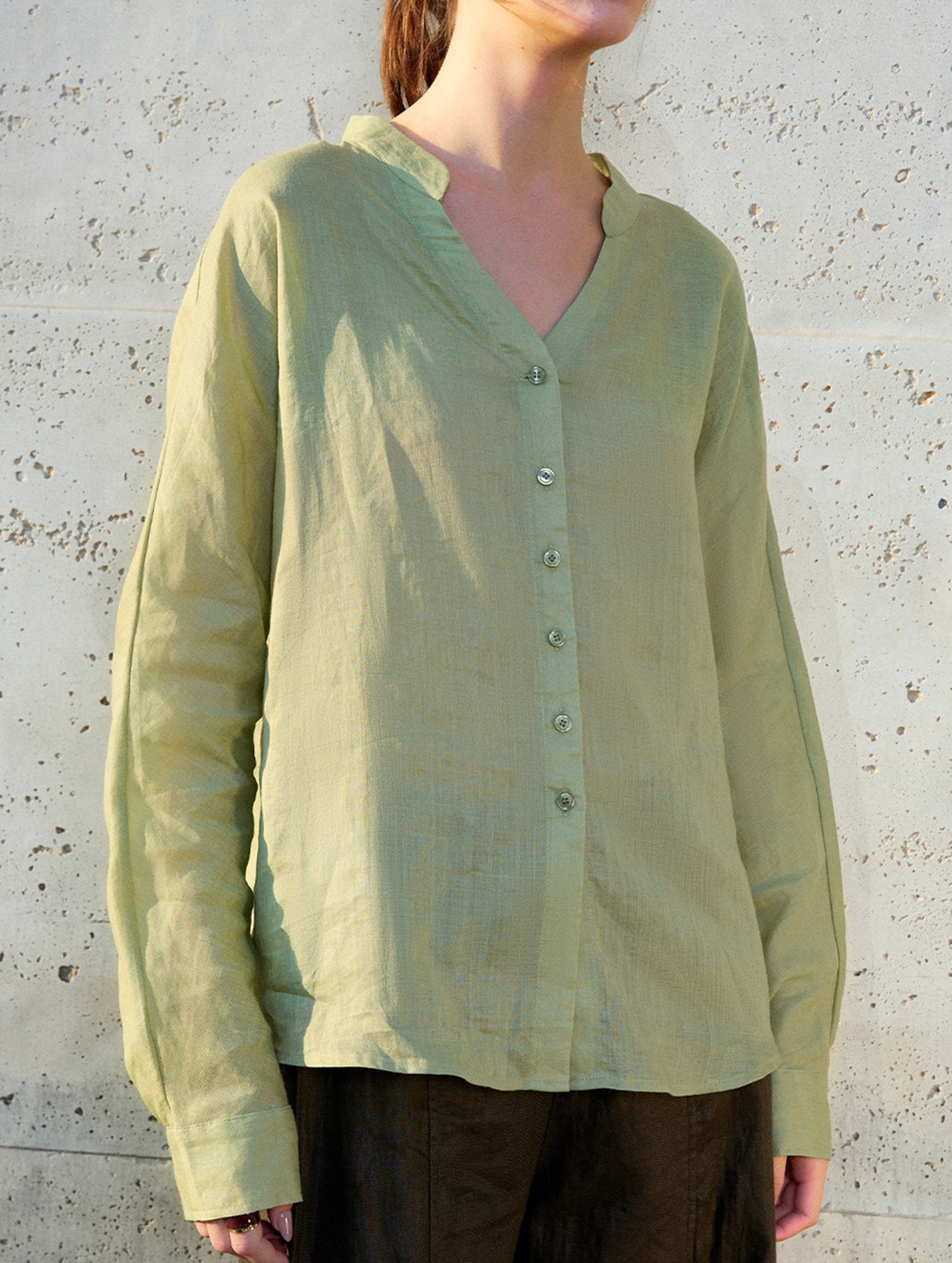 100% Ramie V Neck Lightweight Shirt_CWTBLL02358