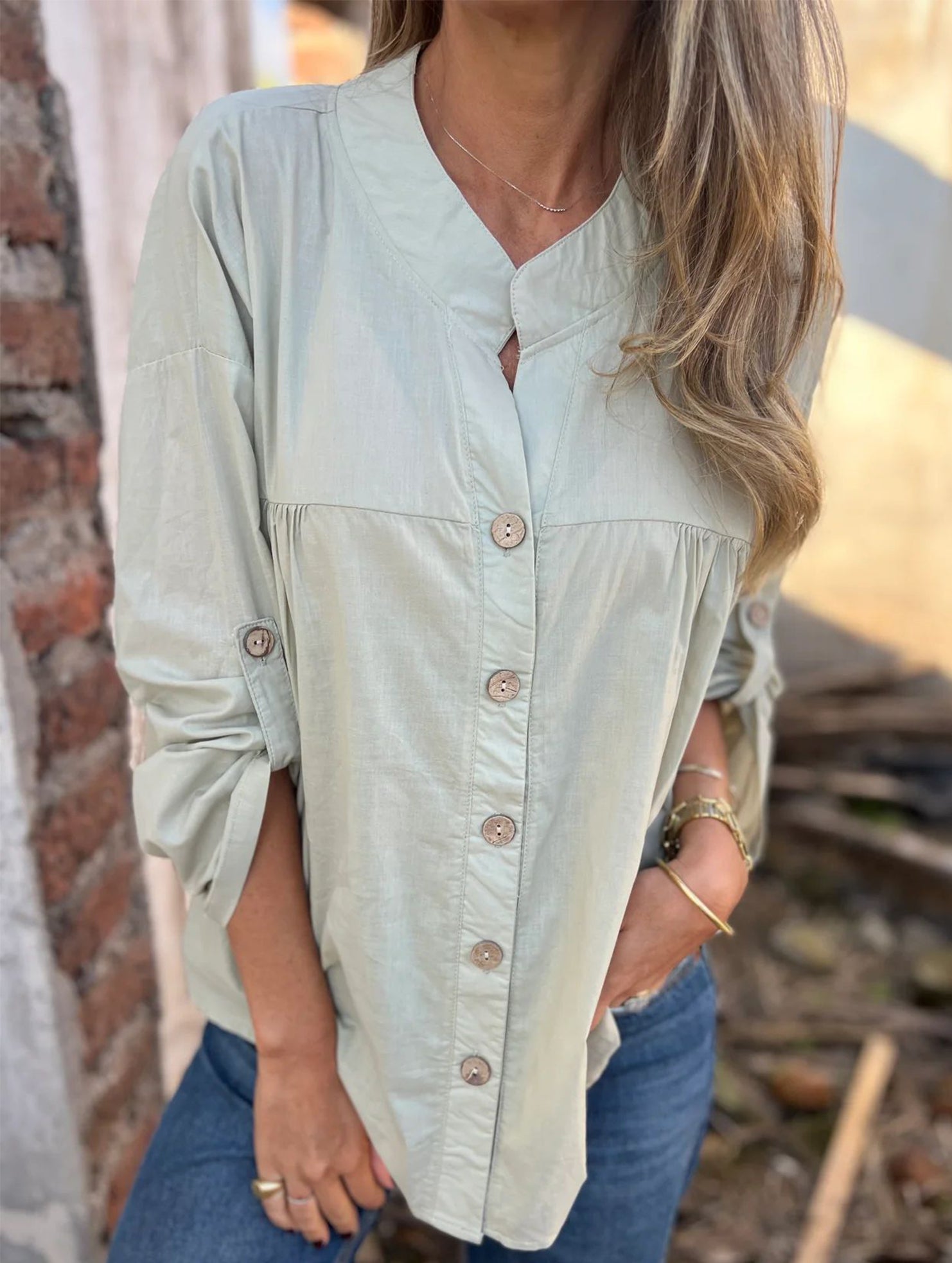 Loose V-neck pleated shirt for women_CWTSTL01392