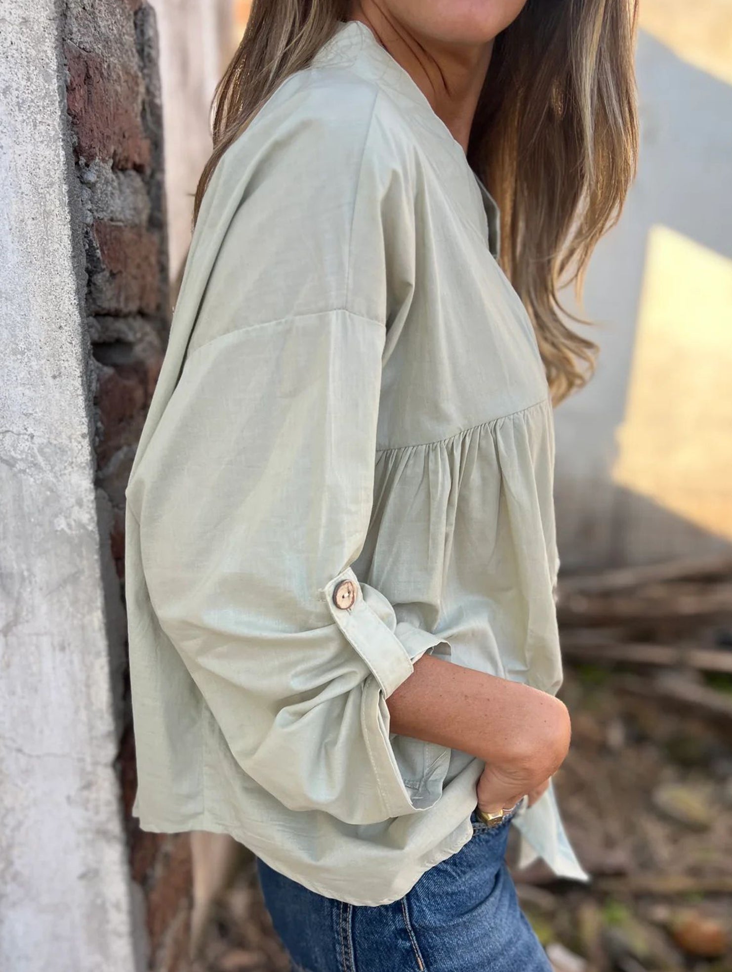 Loose V-neck pleated shirt for women_CWTSTL01392