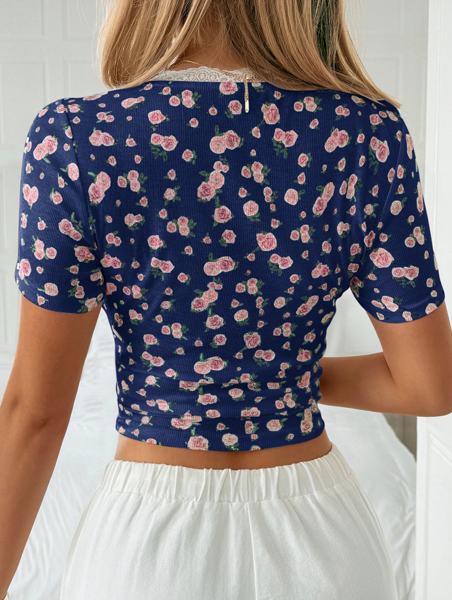 Spicy and versatile casual floral top for women