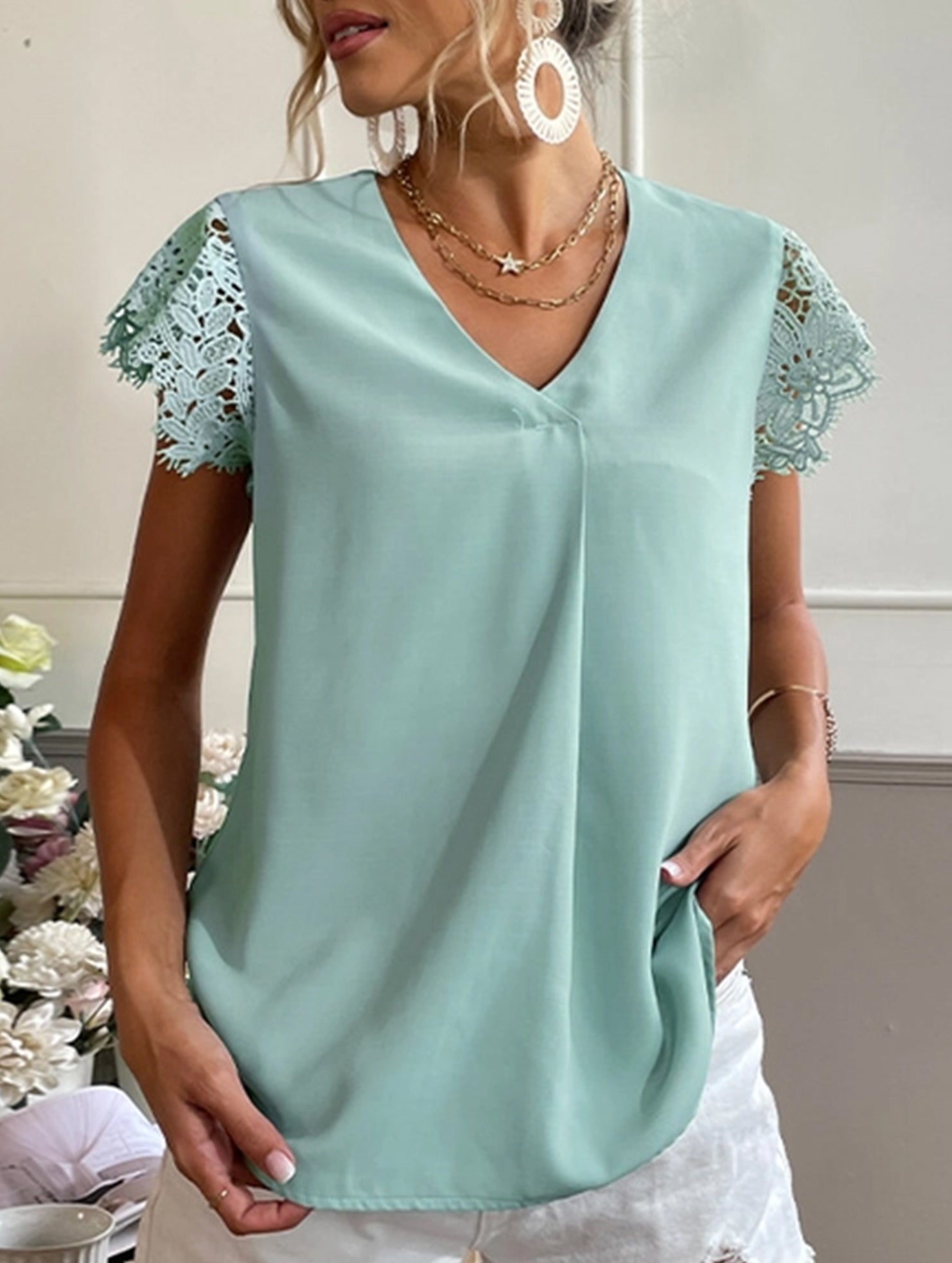 Solid V-neck lace trim short sleeve tee