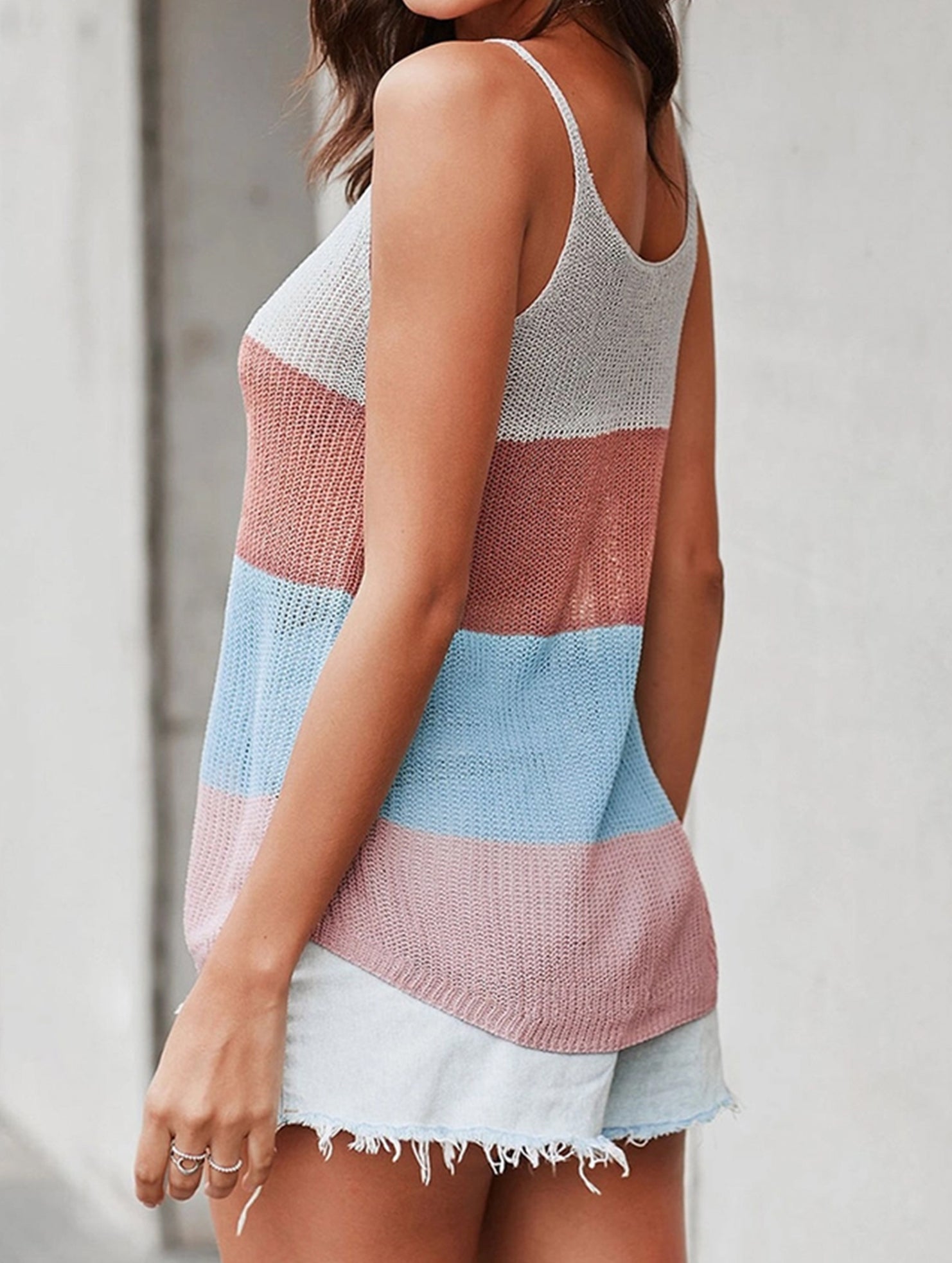 Sleeveless Knitted Crew Neck Tank Top ??Lightweight Acrylic Knit for Summer