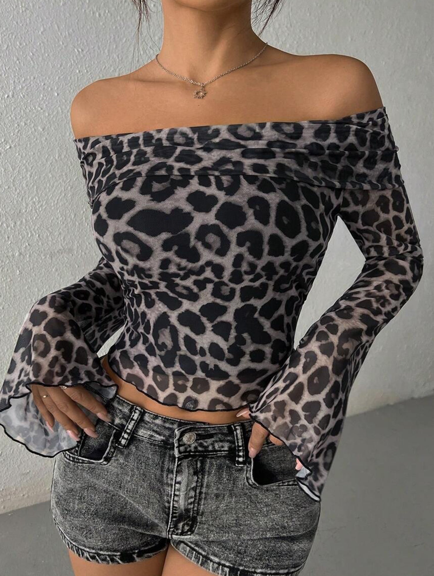 Women's off-shoulder flared sleeve short top_CWTTSL00231
