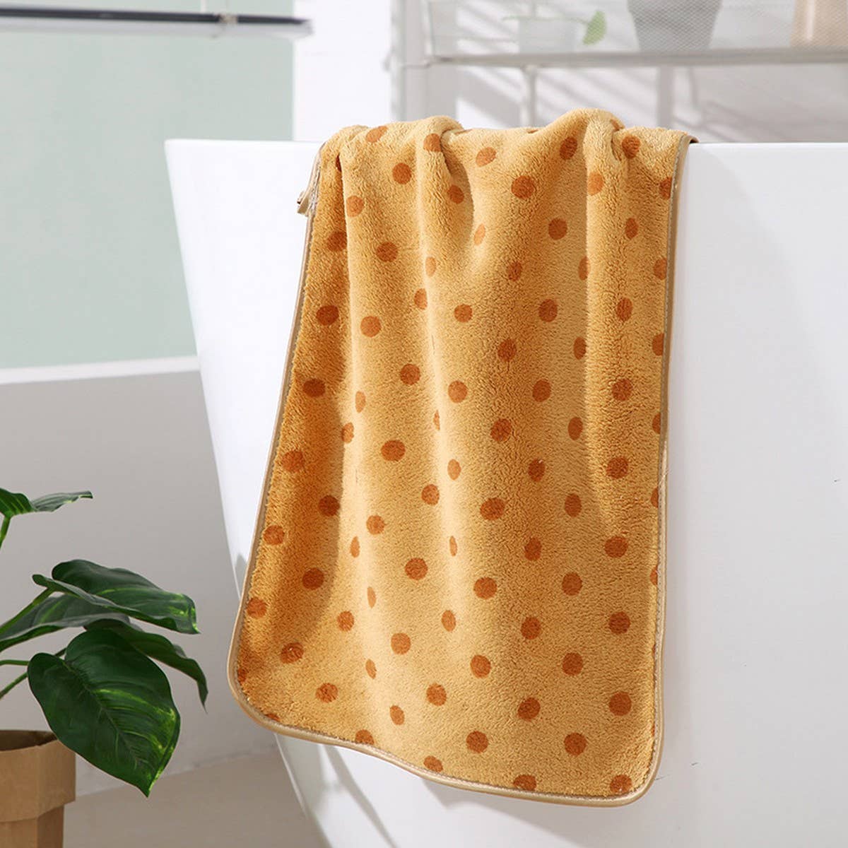 CORAL FLEECE POLKA DOT ABSORBENT FACE TOWEL_CWMM2267