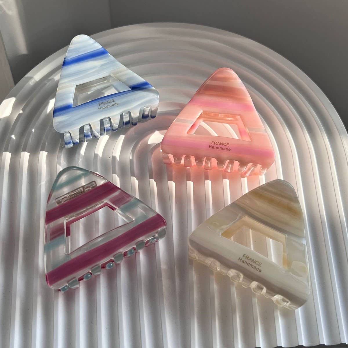 STRIPED TRIANGLE SIMPLE HAIRPIN_CWAHA2634