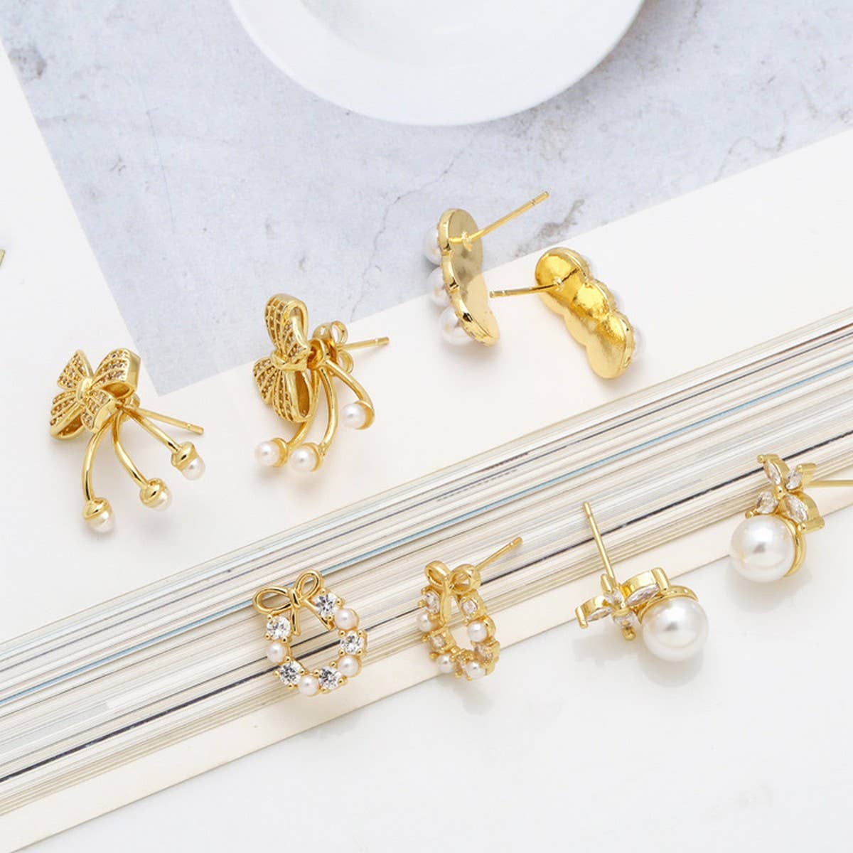 MINIMALIST PEARL BOW EARRINGS_CWAJE0990