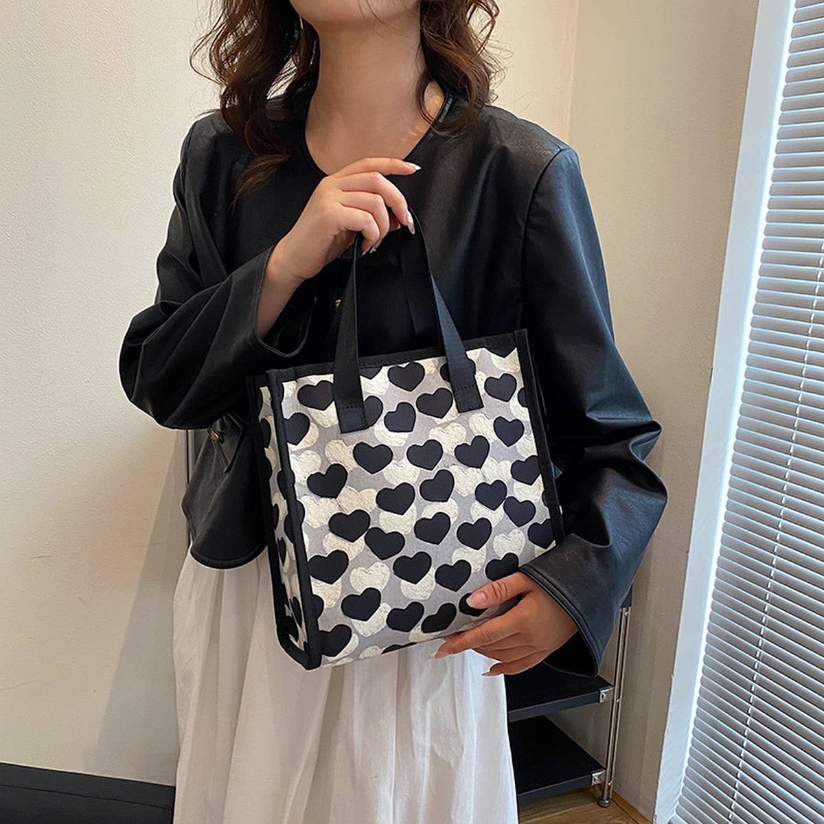 LOVE BLACK AND WHITE CUTE FASHION HANDBAG_CWAB4457