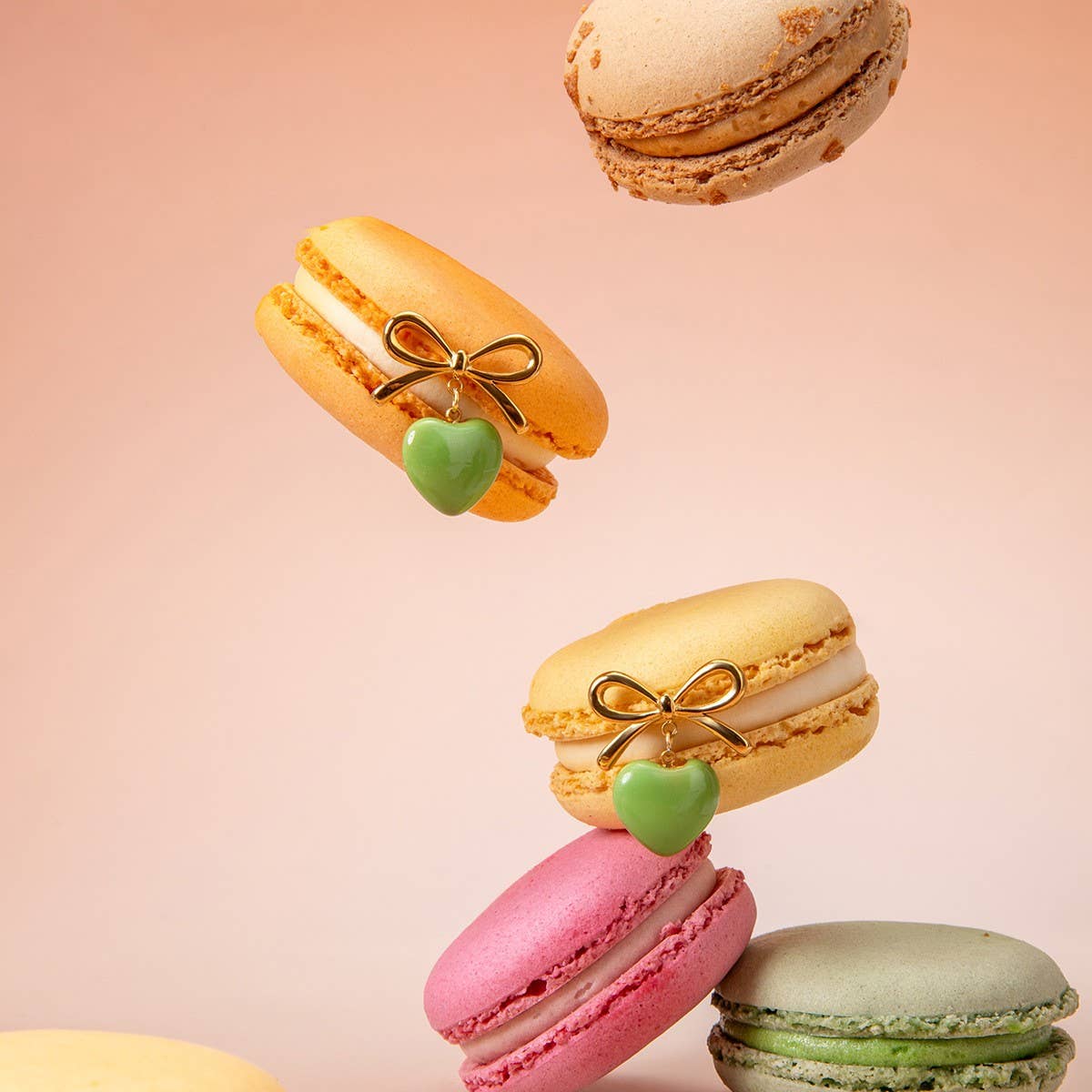 BOW WITH A HEART SHAPED OIL DROP EARRINGS_CWAJE1881