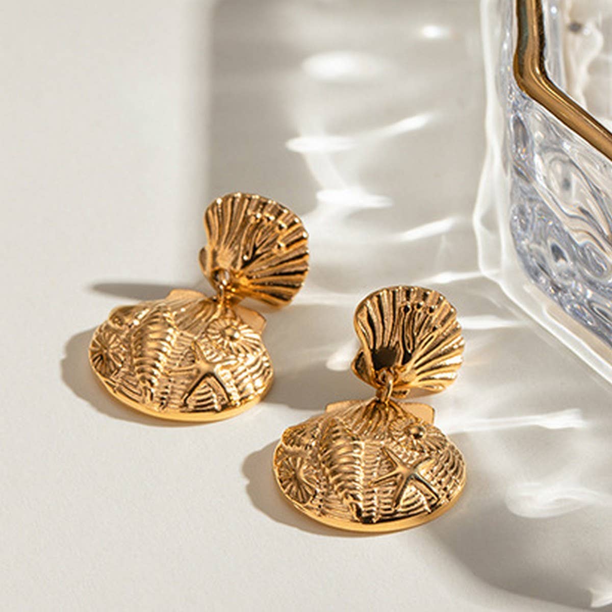 DESIGN RELIEF 18K GOLD SHELL STARFISH EARRINGS_CWASC1664