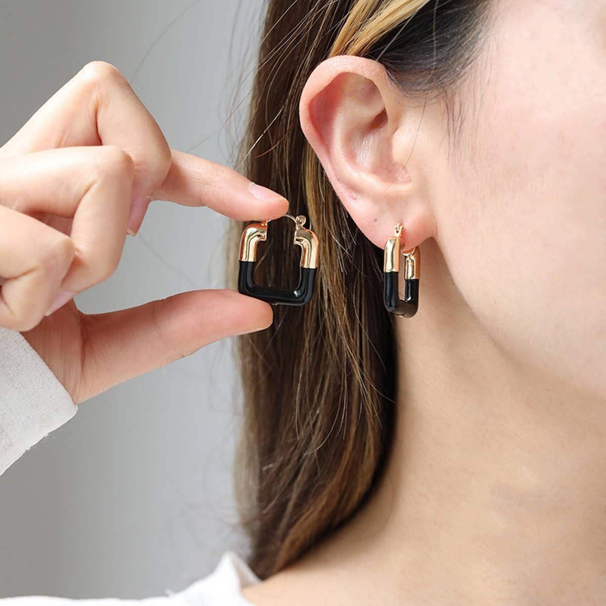 NEW FASHION TEMPERAMENT BLACK AND GOLD EARRINGS_CWAJE2854