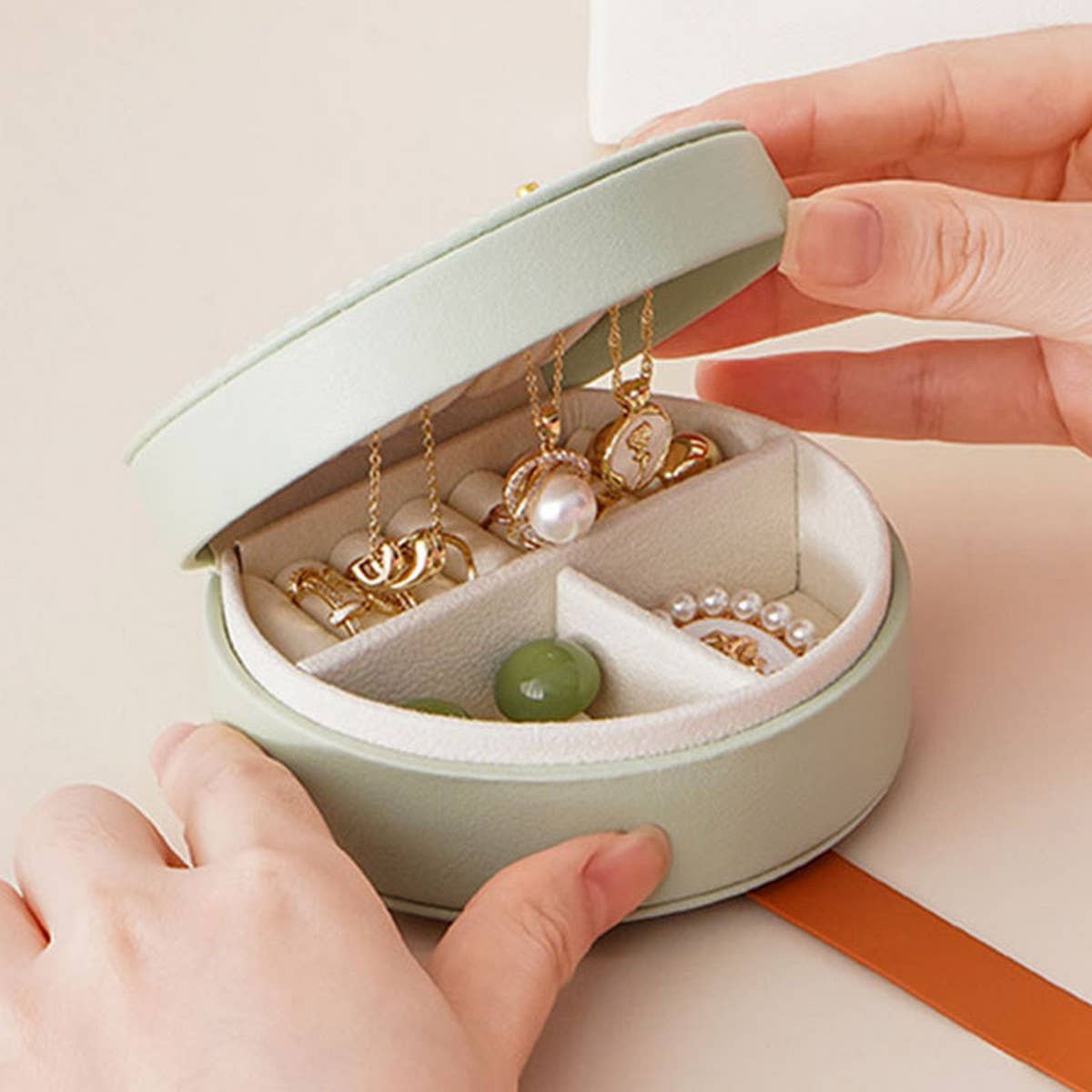 CREATIVE PORTABLE JEWELRY STORAGE BOX_CWAJE1529