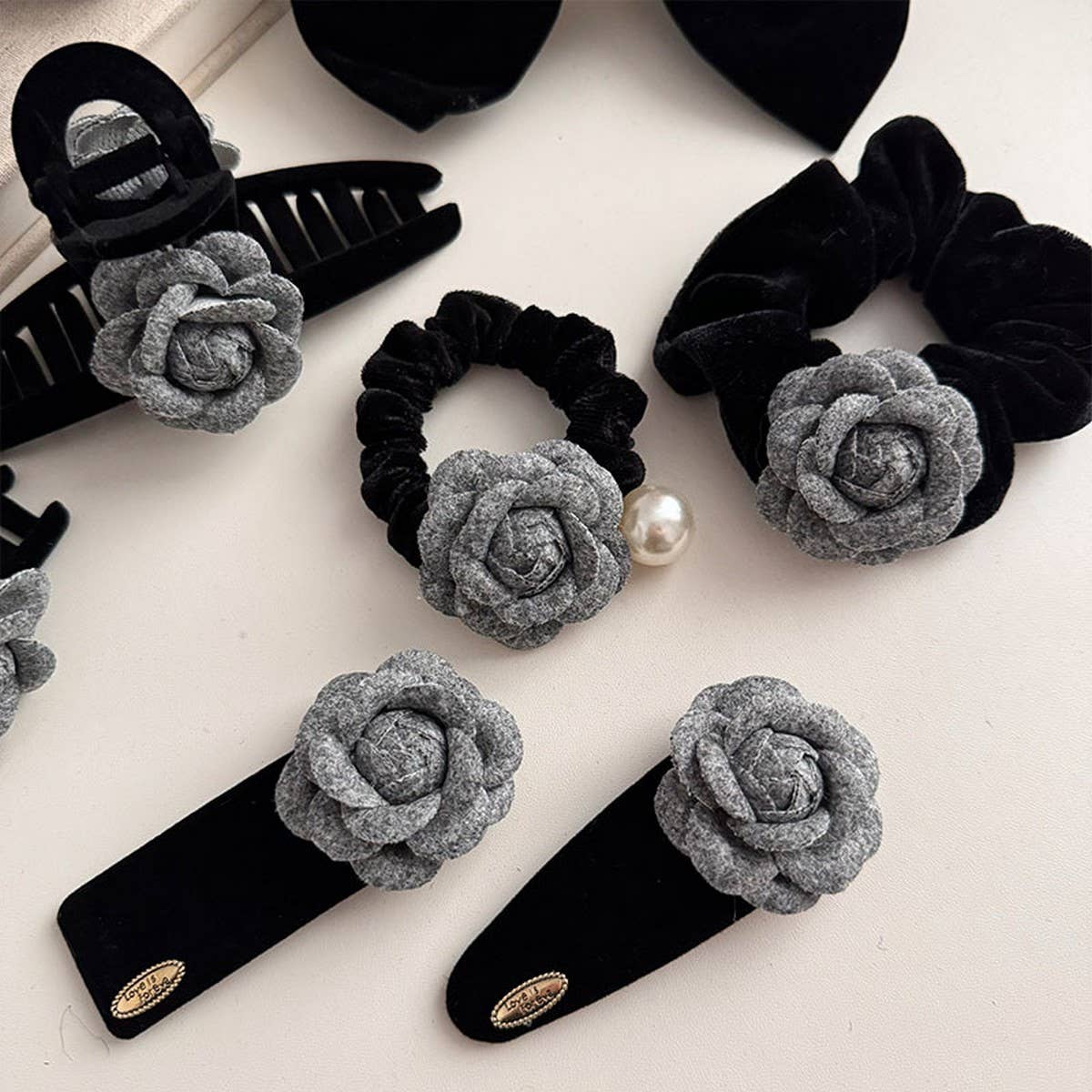COOL GRAY CAMELLIA HAIRPIN HEADBAND_CWAHA4670