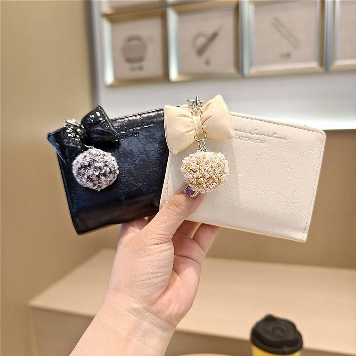 Textured Bow Pendant Bifold Wallet_Cwab06235