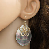 HOLLOW PETAL NATURAL BLACK SHELL EARRINGS_CWMM4270