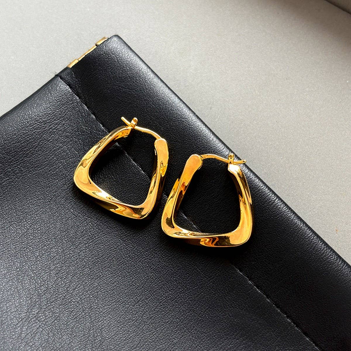 Silver Metal Pleated Hoop Earrings_Cwaje06285