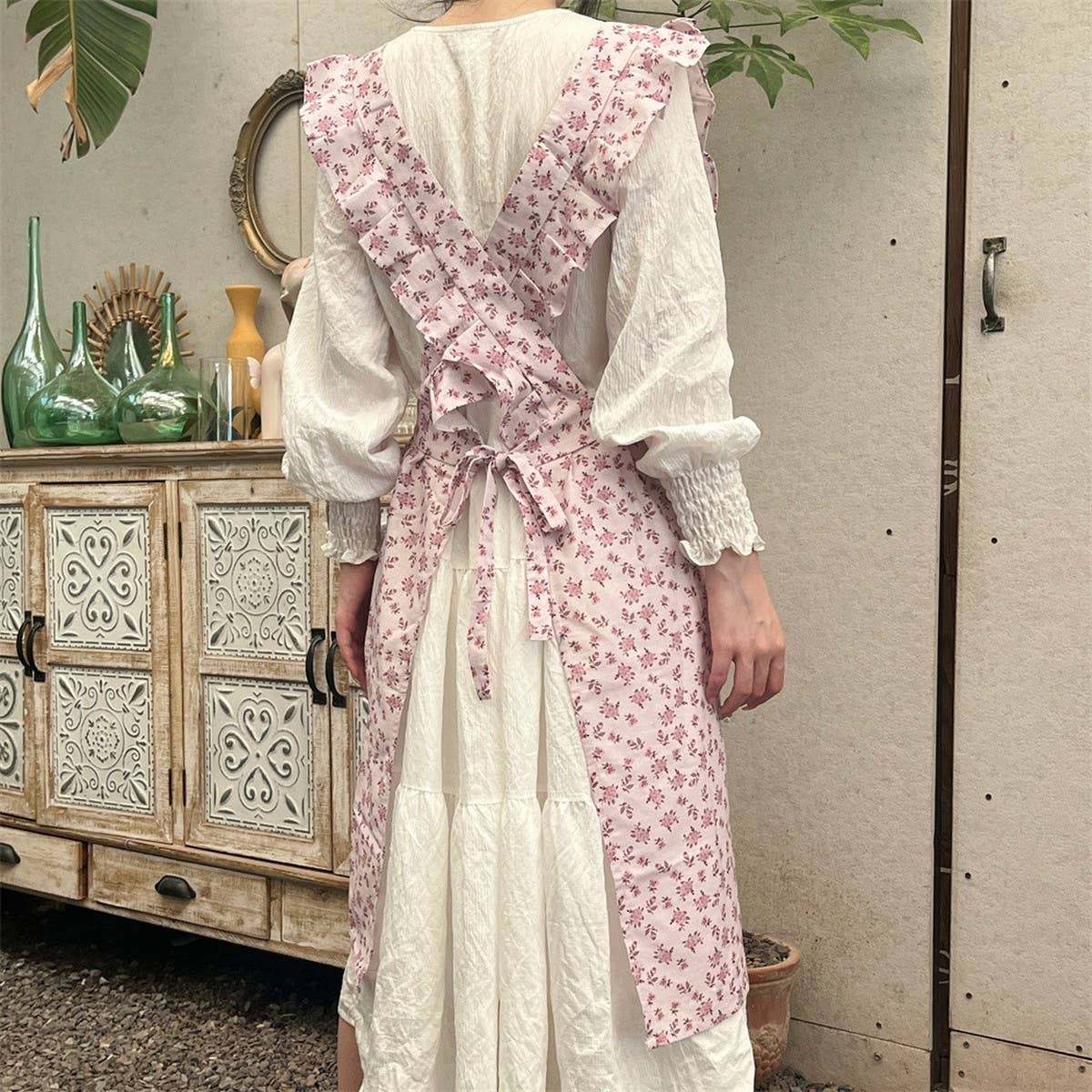 LINES COTTON AND LINEN PRINTED RUFFLED FLORAL APRON_CWMM5816