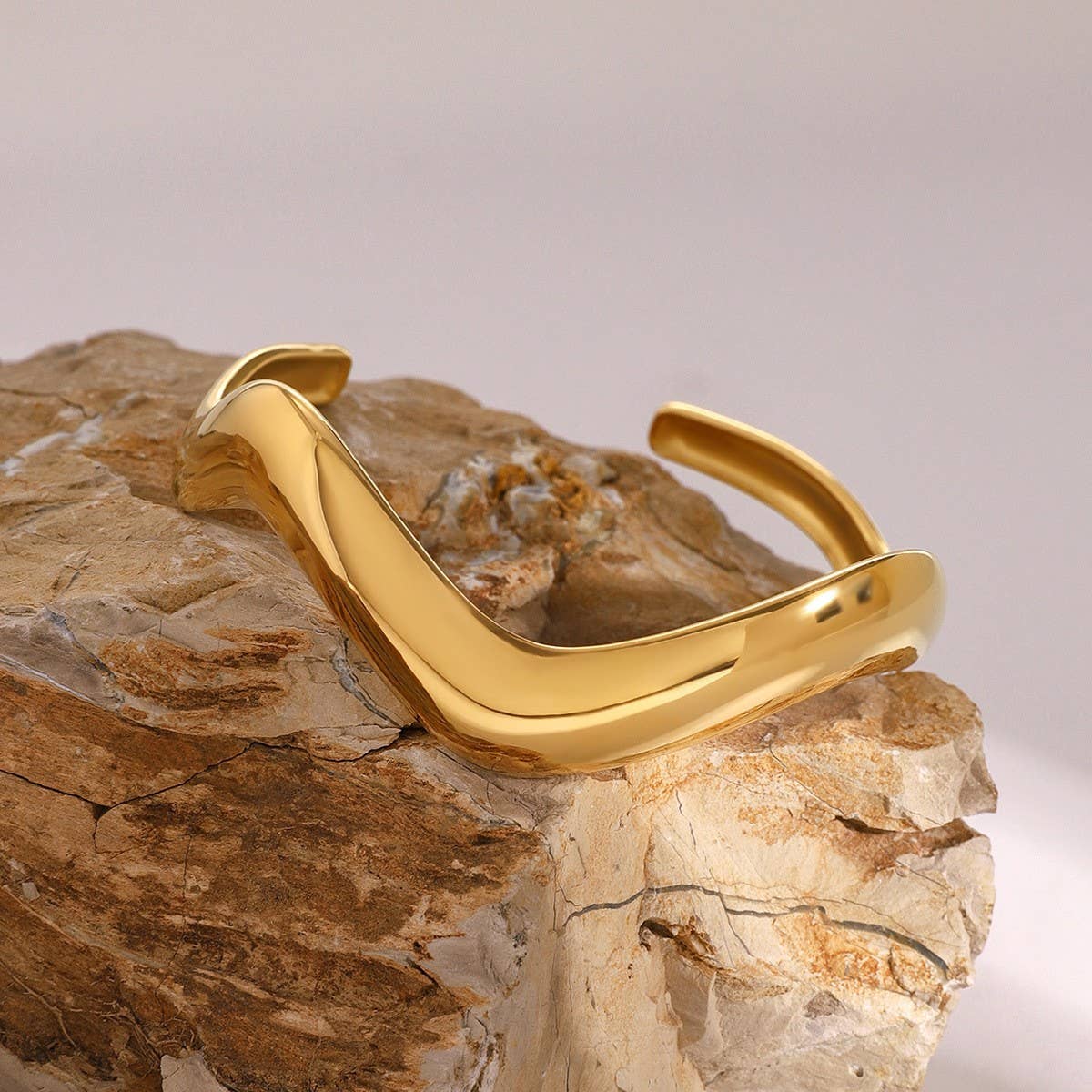 MINIMALIST WAVY POLISHED OPEN CUFF IN 18K STEEL_CWAJE4898