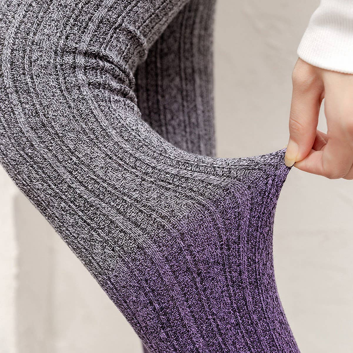 AUTUMN AND WINTER GRADIENT LONG OVER THE KNEE SOCKS_CWMS0863