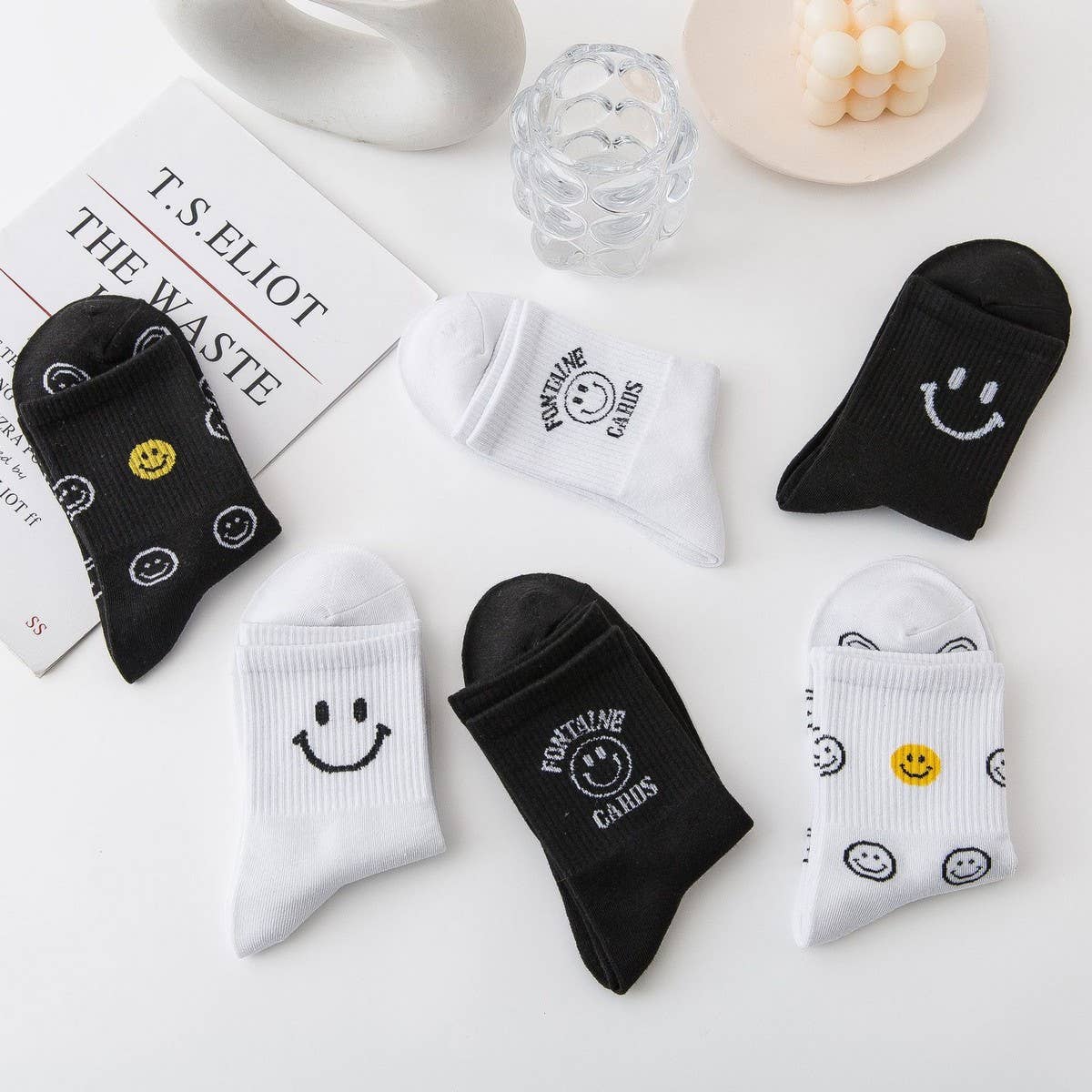 CARTOON BLACK AND WHITE SMILING FACE WOMENS SOCKS_CWMS1415
