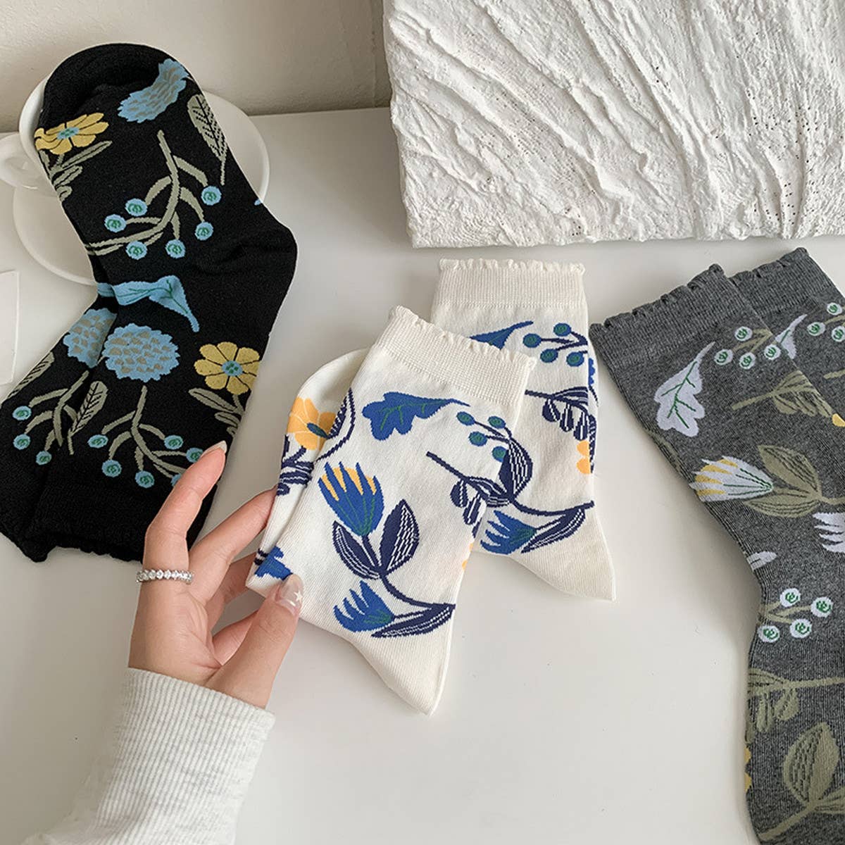 RETRO NICHE DESIGN PRINTED FLOWER SOCKS_CWMS0957