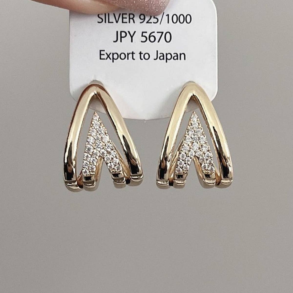MINIMALIST V SHAPED EARRINGS_CWAJE1415