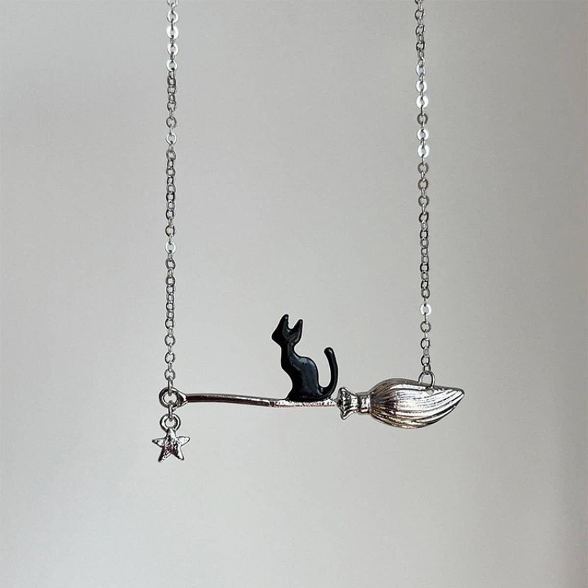 HALLOWEEN MAGIC BROOM BLACK CAT NECKLACE_CWAJE2434