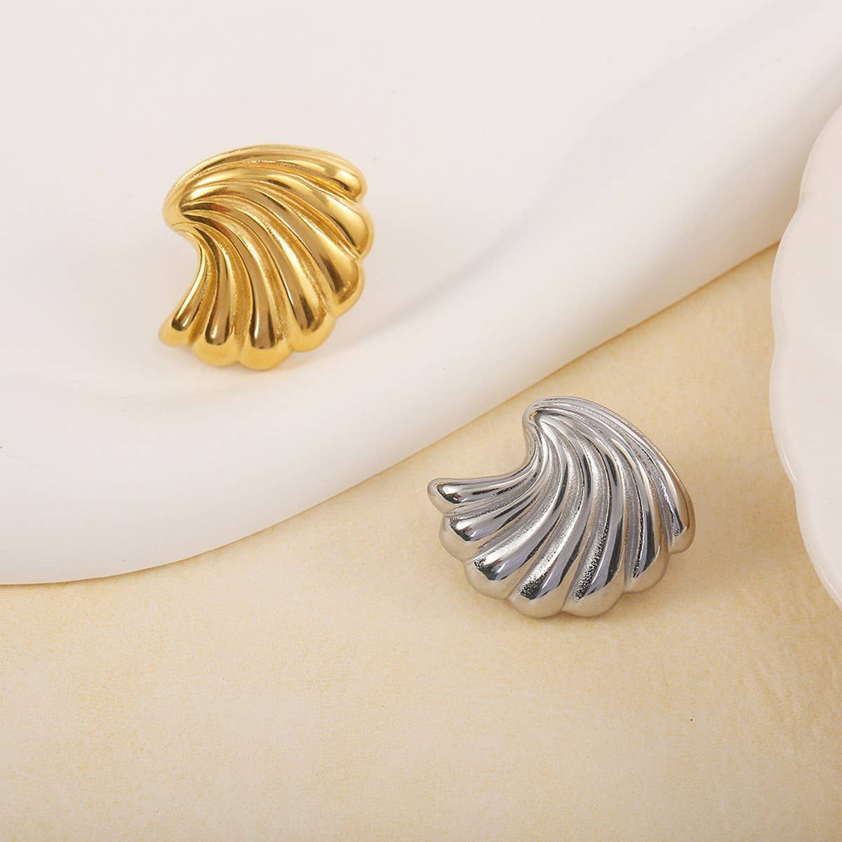 FADE RESISTANT TITANIUM STEEL MINIMALIST STUDS_CWMM8905