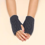 KNITTED DIAMOND SHAPED FINGER HOLE GLOVES_CWAG0088