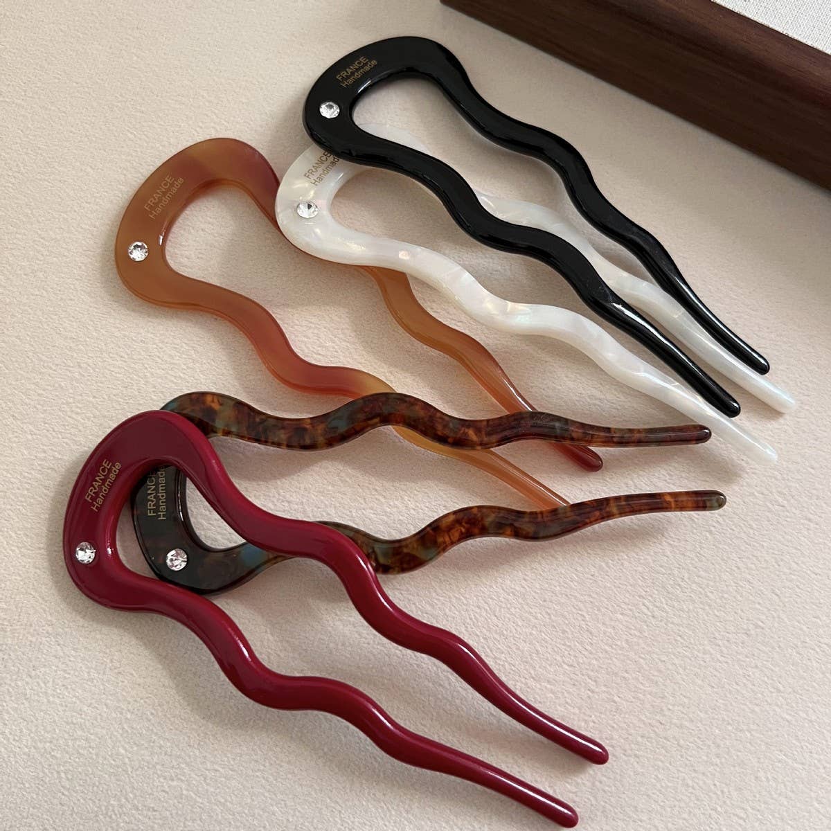 NICHE HIGH END WAVY RETRO HAIRPIN_CWAHA2694