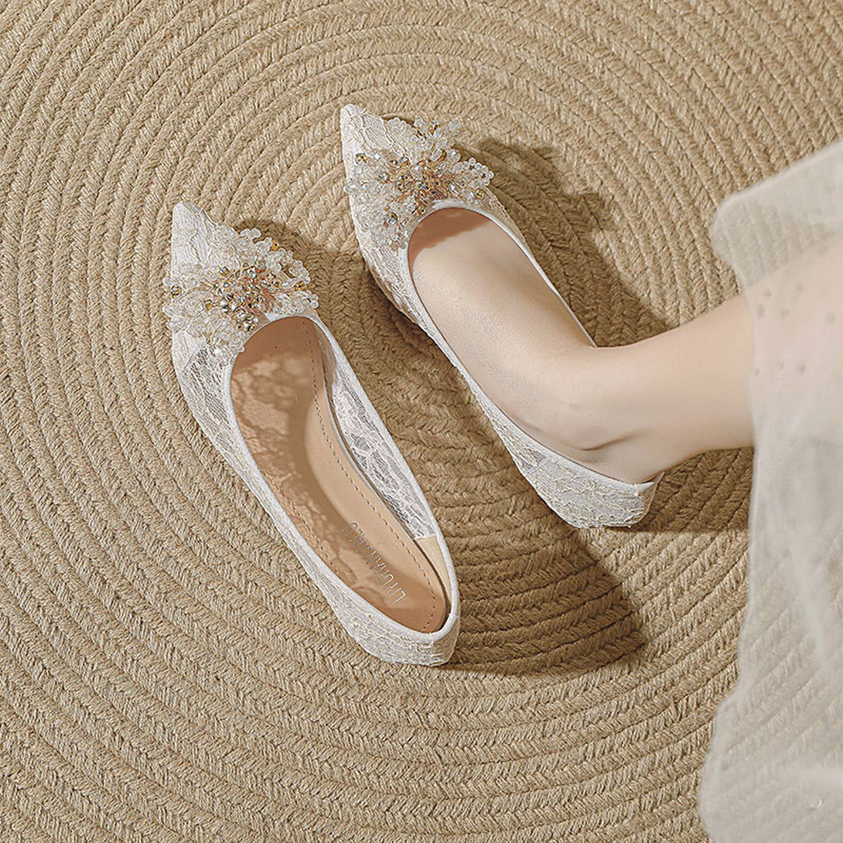 LACE AND RHINESTONE POINTED TOE FLATS_CWSHS0706