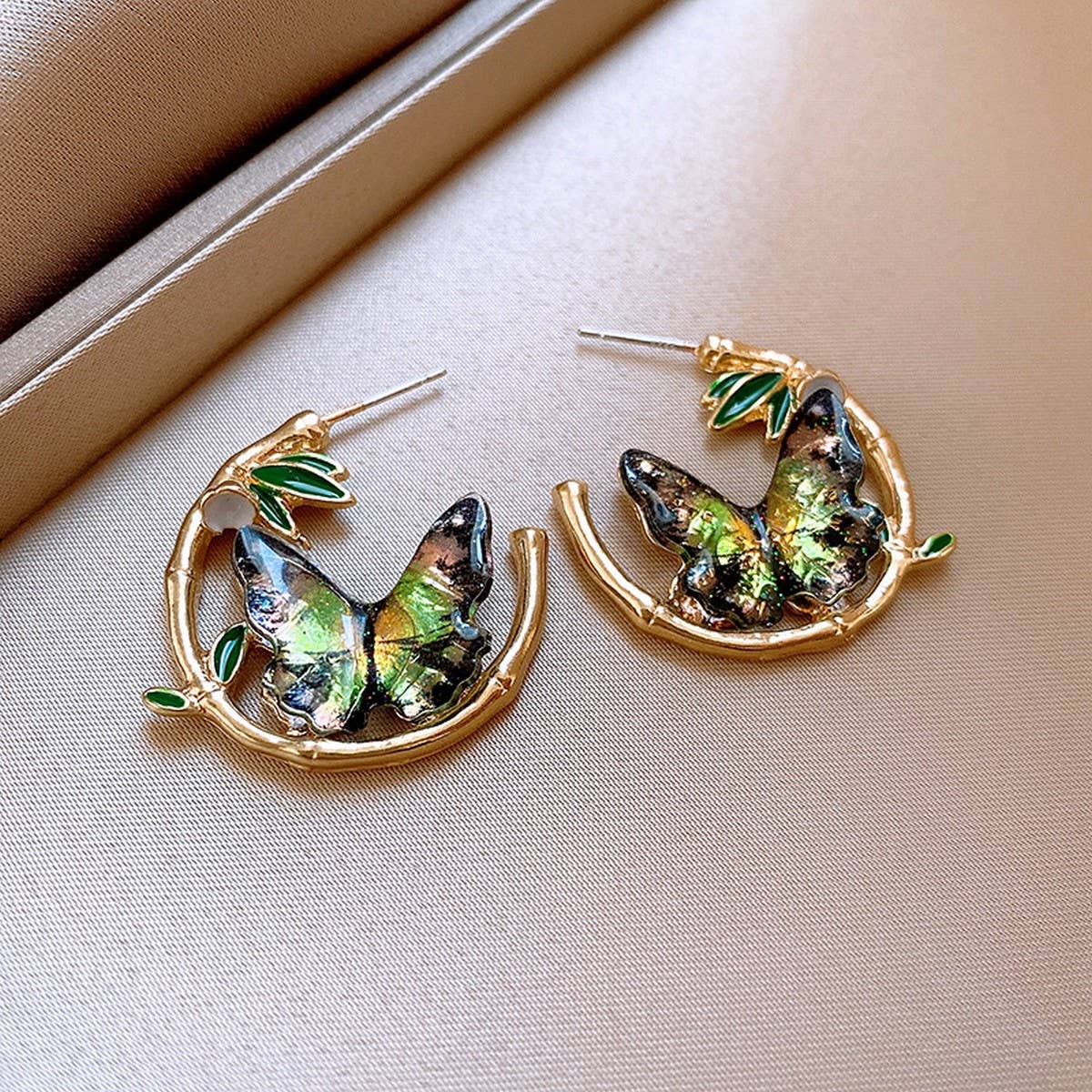 ROUND BAMBOO LEAF BUTTERFLY EARRINGS_CWAJE2349