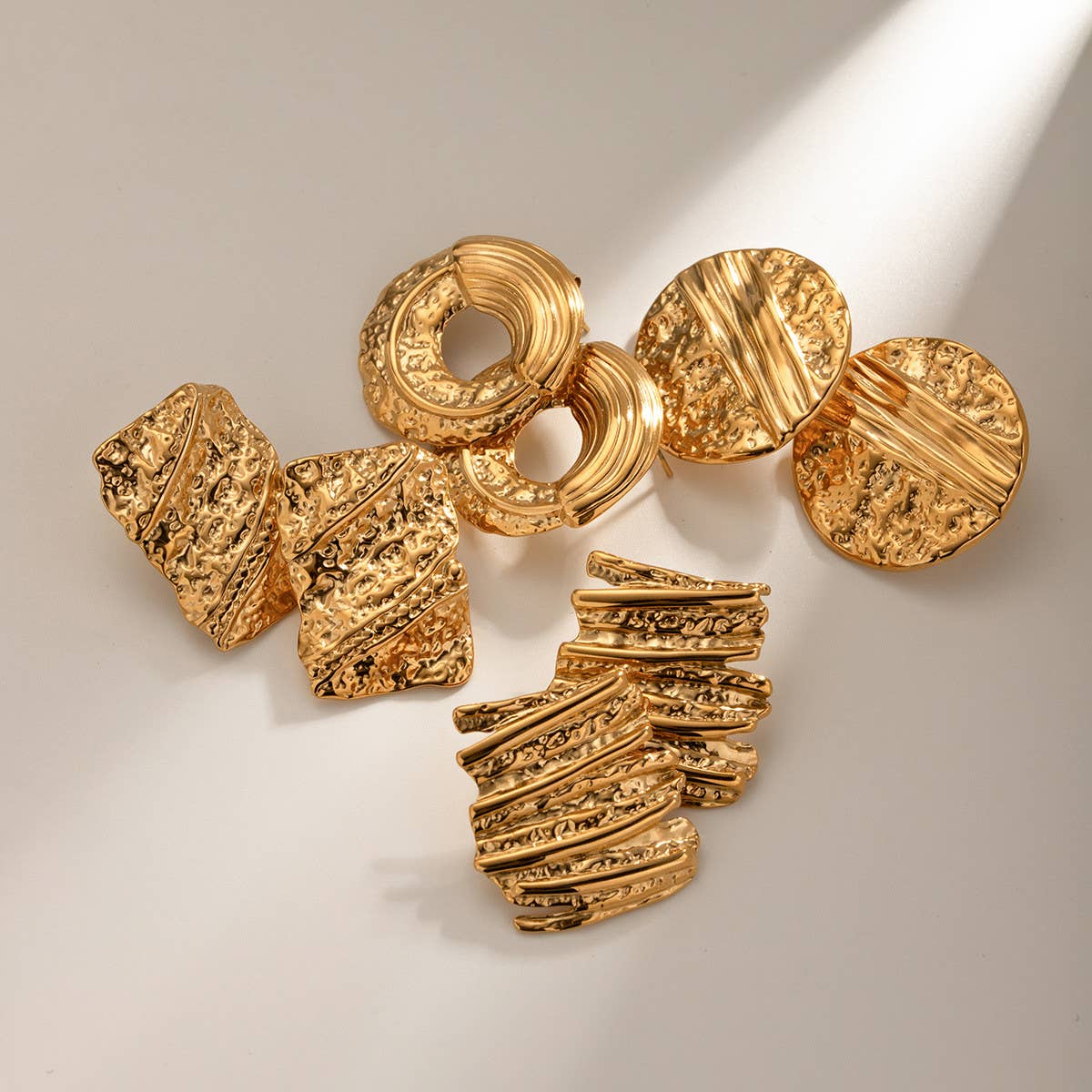 GOLD HAMMERED IRREGULAR EARRINGS_CWAHA0897